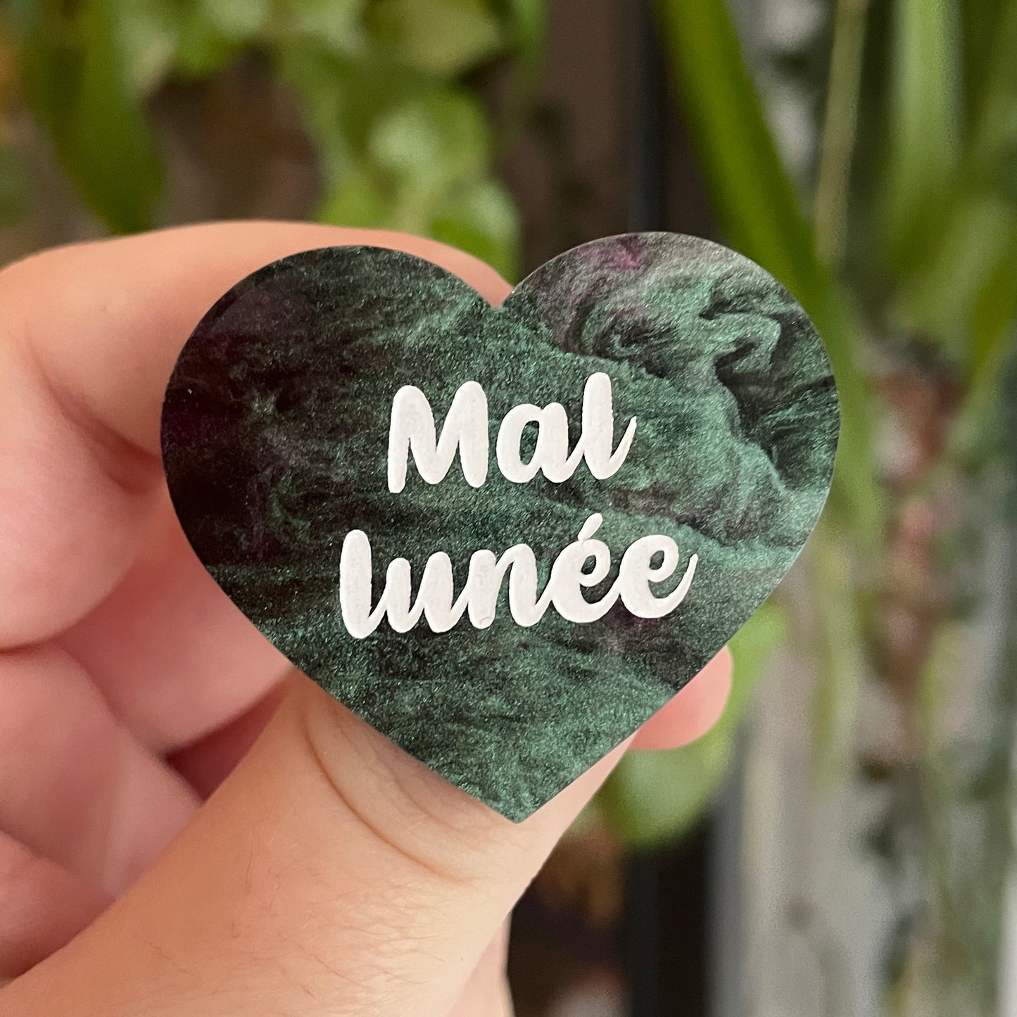 Broche "Mal lunée" en acrylique marbrée noire, verte et rose