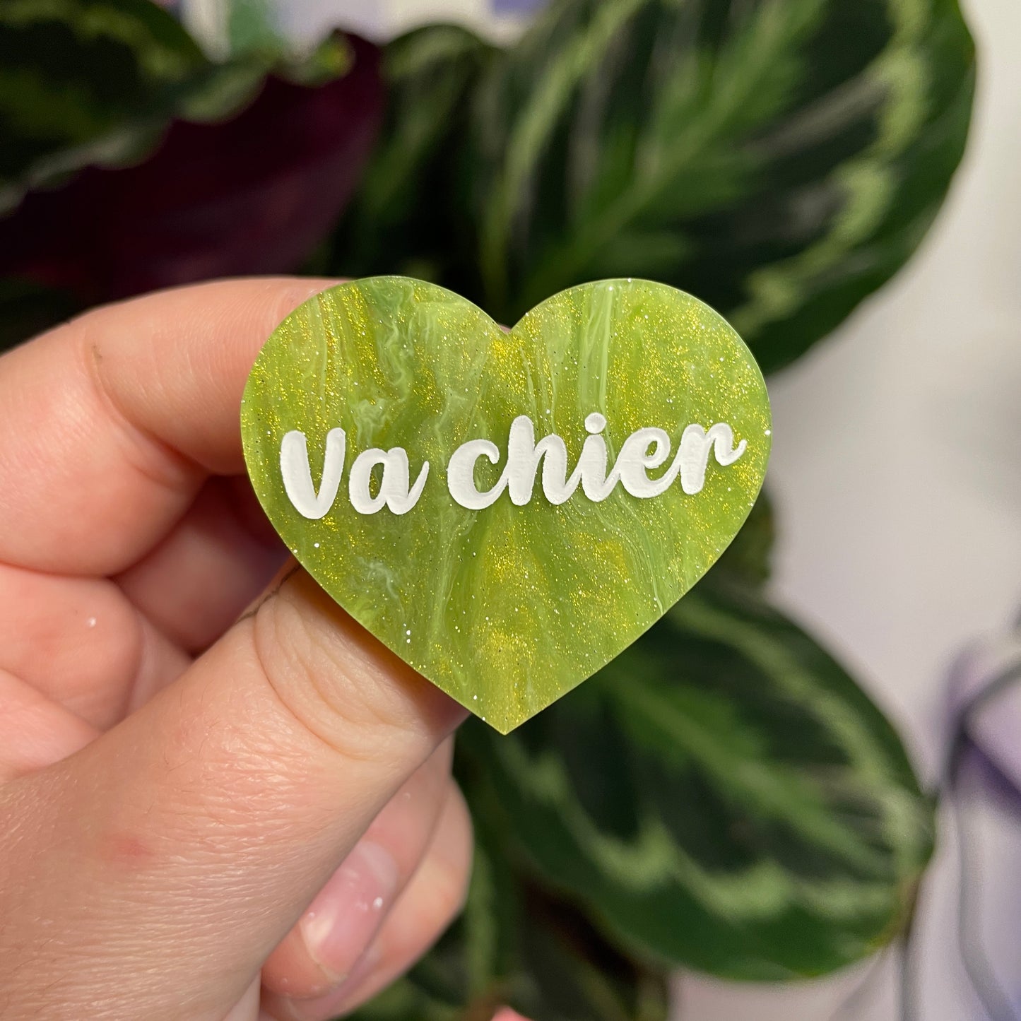 Broche "Va chier" en acrylique marbrée verte et dorée