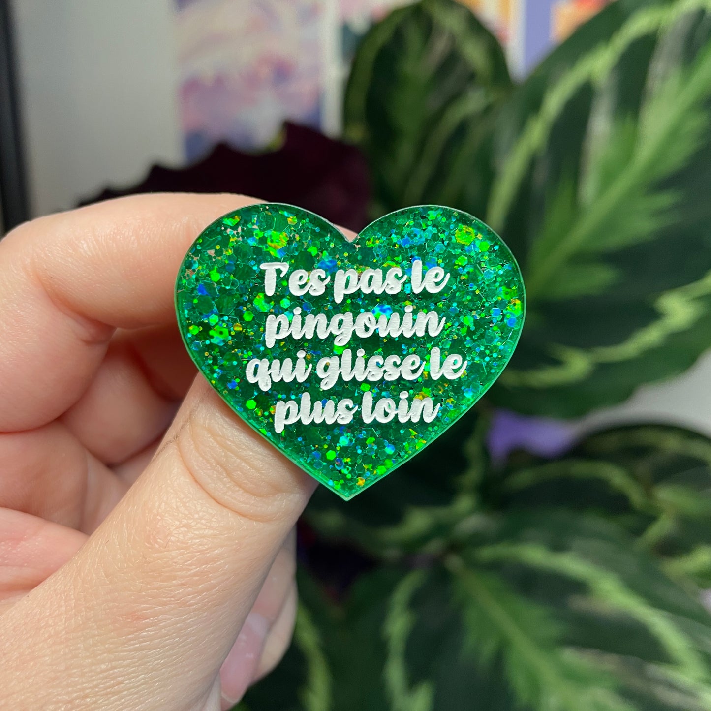 Broche "T'es pas le pingouin qui glisse le plus loin" en acrylique à paillettes vertes