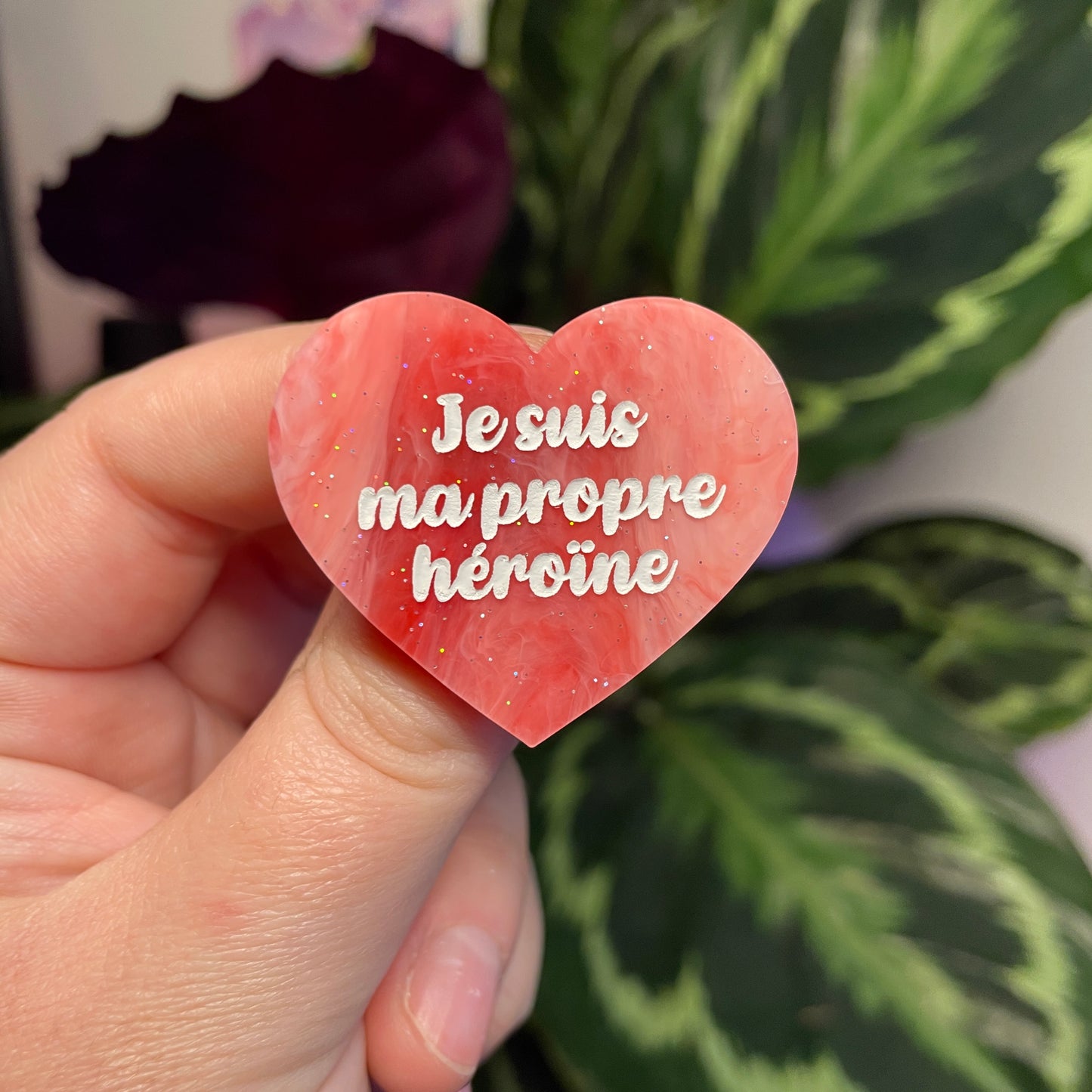Broche "Je suis ma propre héroïne" en acrylique marbrée rouge/rose