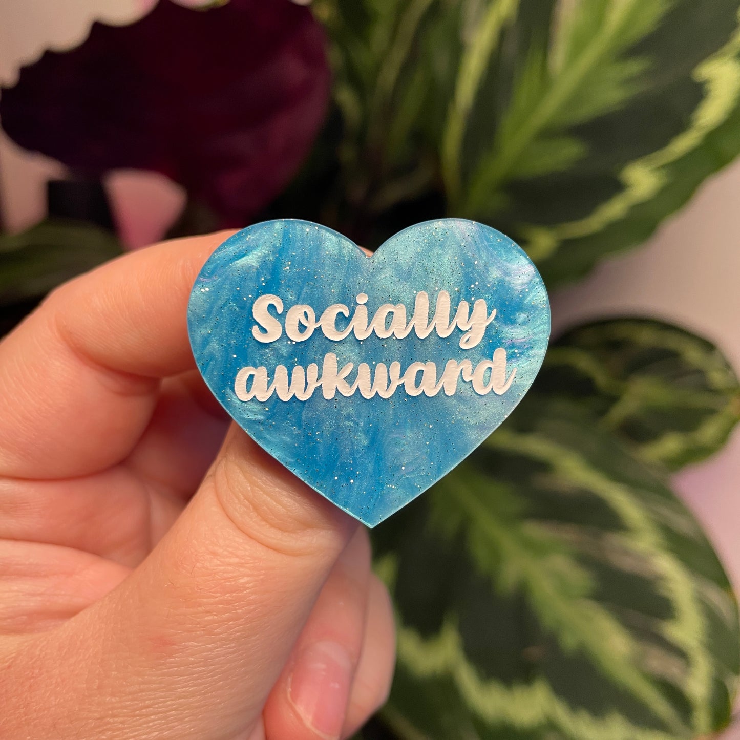 Broche "Socially awkward" en acrylique marbrée bleue à paillettes