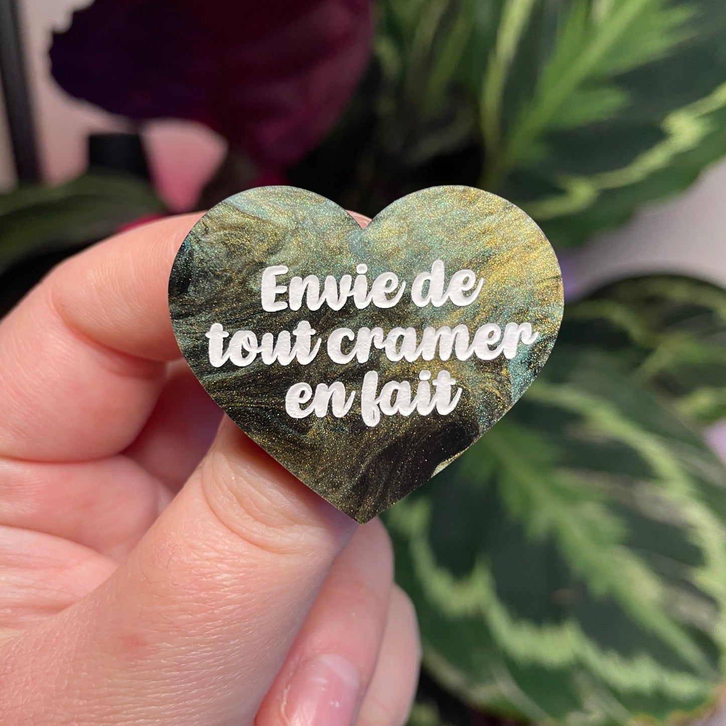 Broche "Envie de tout cramer en fait" en acrylique marbrée verte, noire et dorée