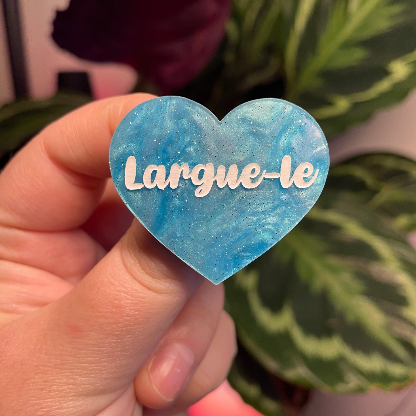 Broche "Largue-le" en acrylique marbrée bleue à paillettes