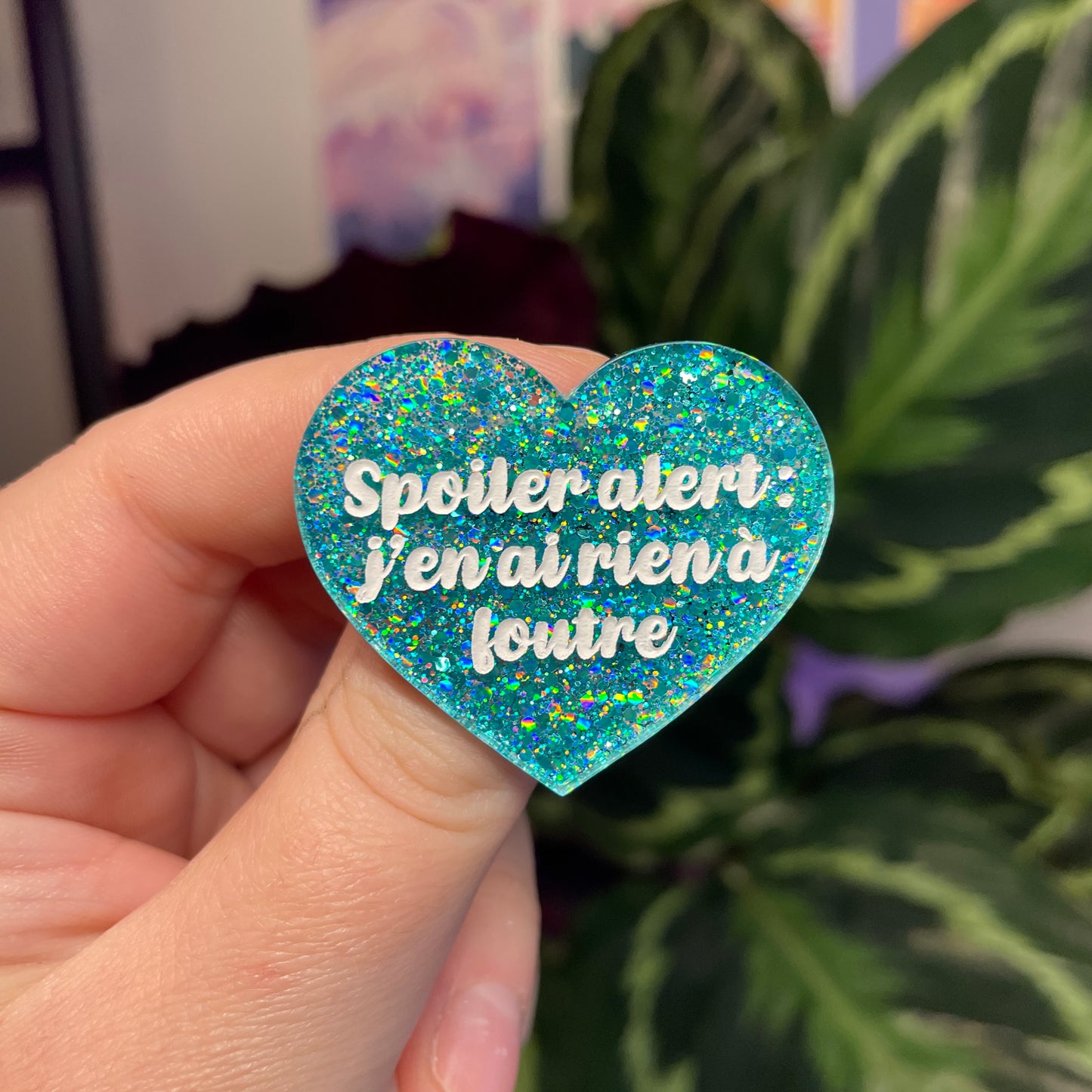 Broche "Spoiler alert : j'en ai rien à foutre" en acrylique à paillettes turquoise