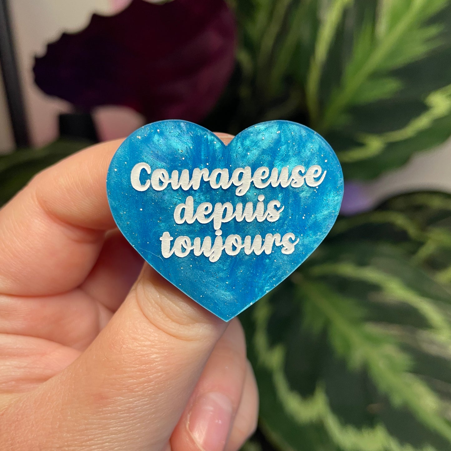 Broche "Courageuse depuis toujours" en acrylique marbrée bleue à paillettes