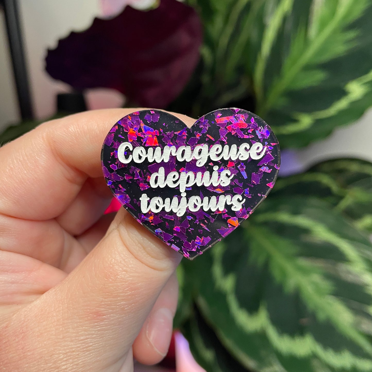 Broche "Courageuse depuis toujours" en acrylique noire avec des éclats de confettis violets
