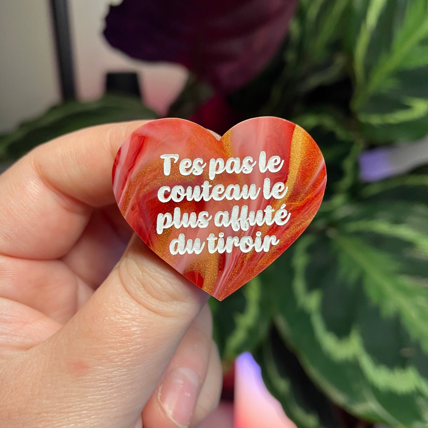 Broche "T'es pas le couteau le plus affuté du tiroir" en acrylique marbrée rouge, blanche et dorée
