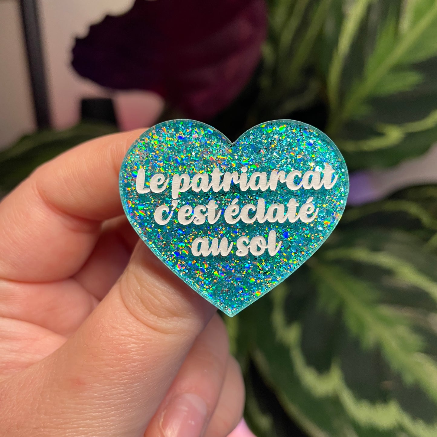 Broche "Le patriarcat c'est éclaté au sol" en acrylique à paillettes turquoise