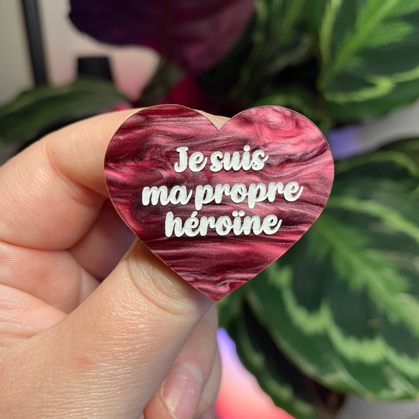 Broche "Je suis ma propre héroïne" en acrylique marbrée bordeaux