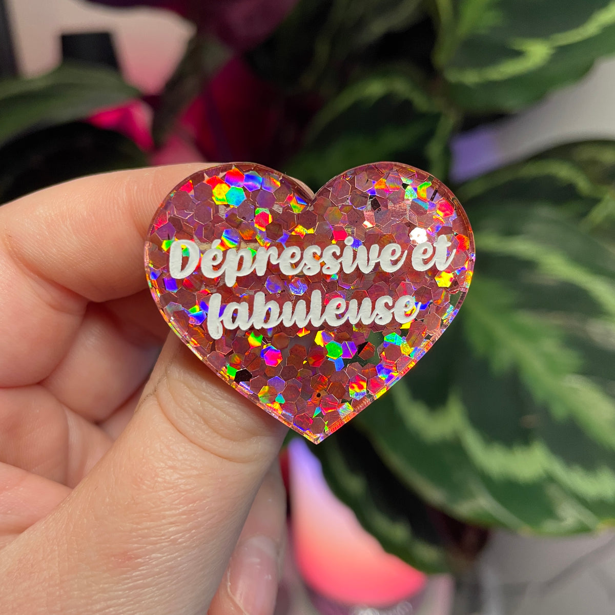 Broche "Dépressive et fabuleuse" en acrylique semi transparente avec des confettis multicolores