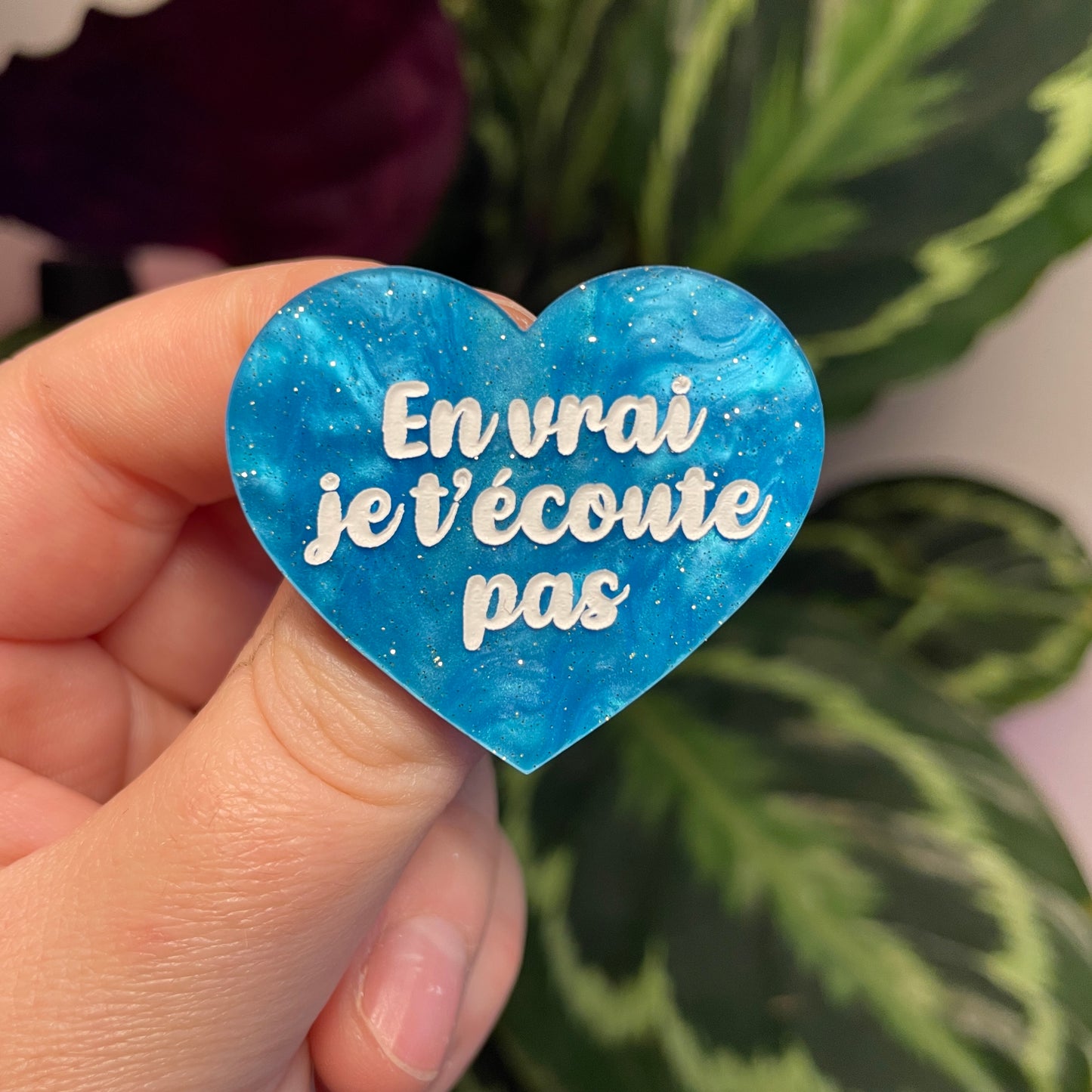 Broche "En vrai je t'écoute pas" en acrylique marbrée bleue à paillettes
