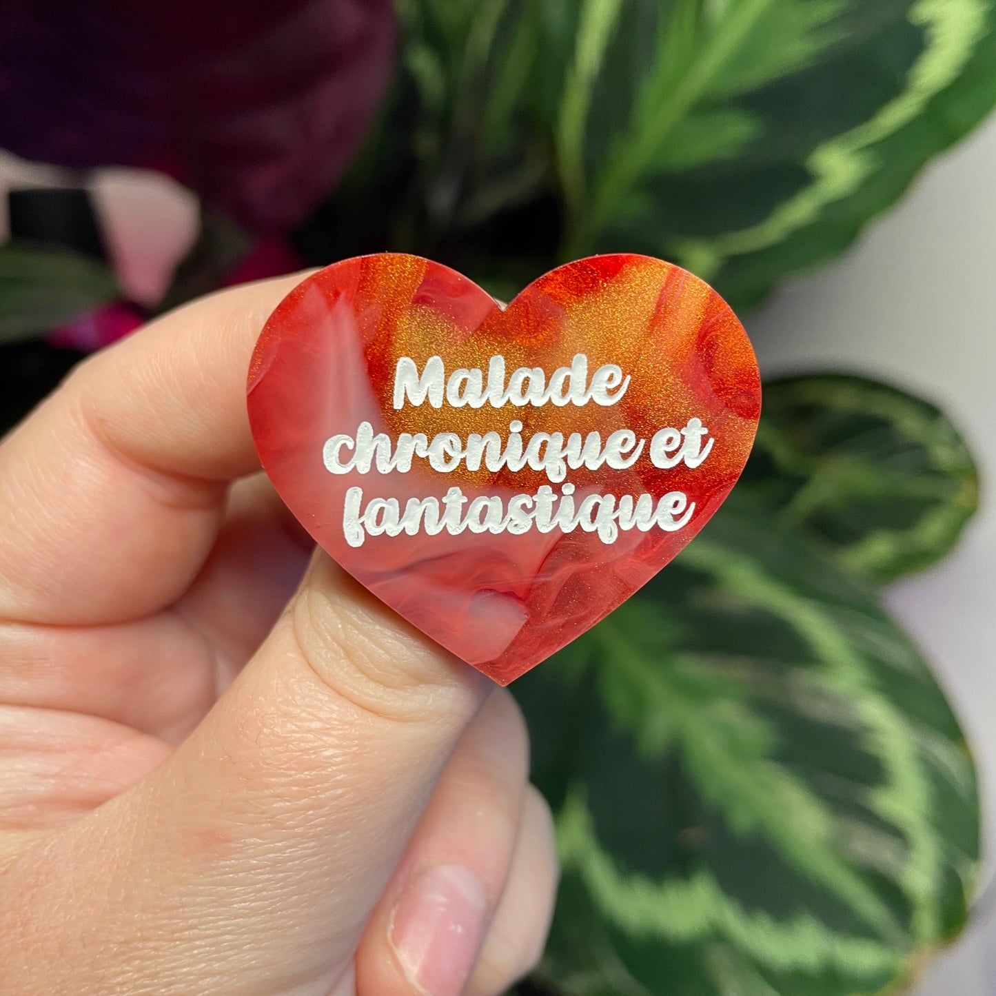 Broche "Malade chronique et fantastique" en acrylique marbrée rouge, blanche et dorée