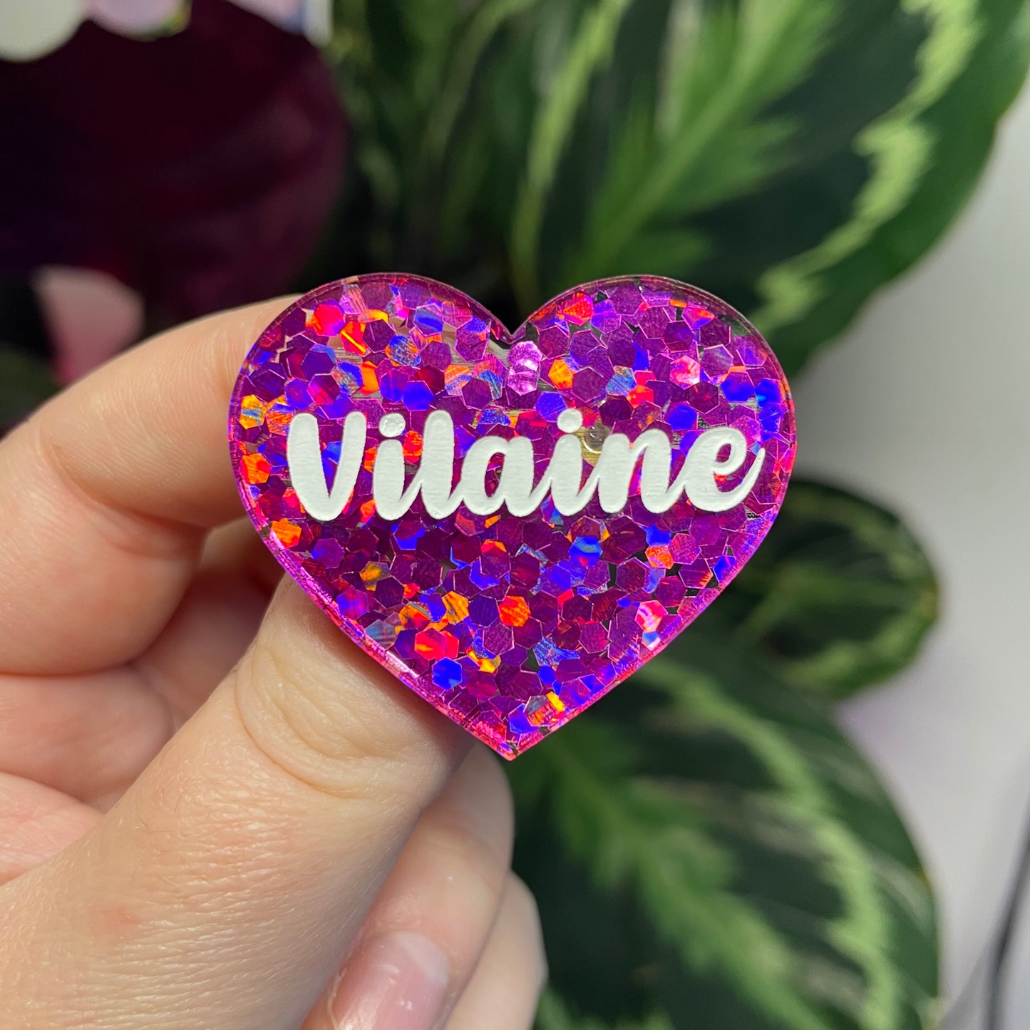 Broche "Vilaine" en acrylique semi transparente avec des confettis fuchsia