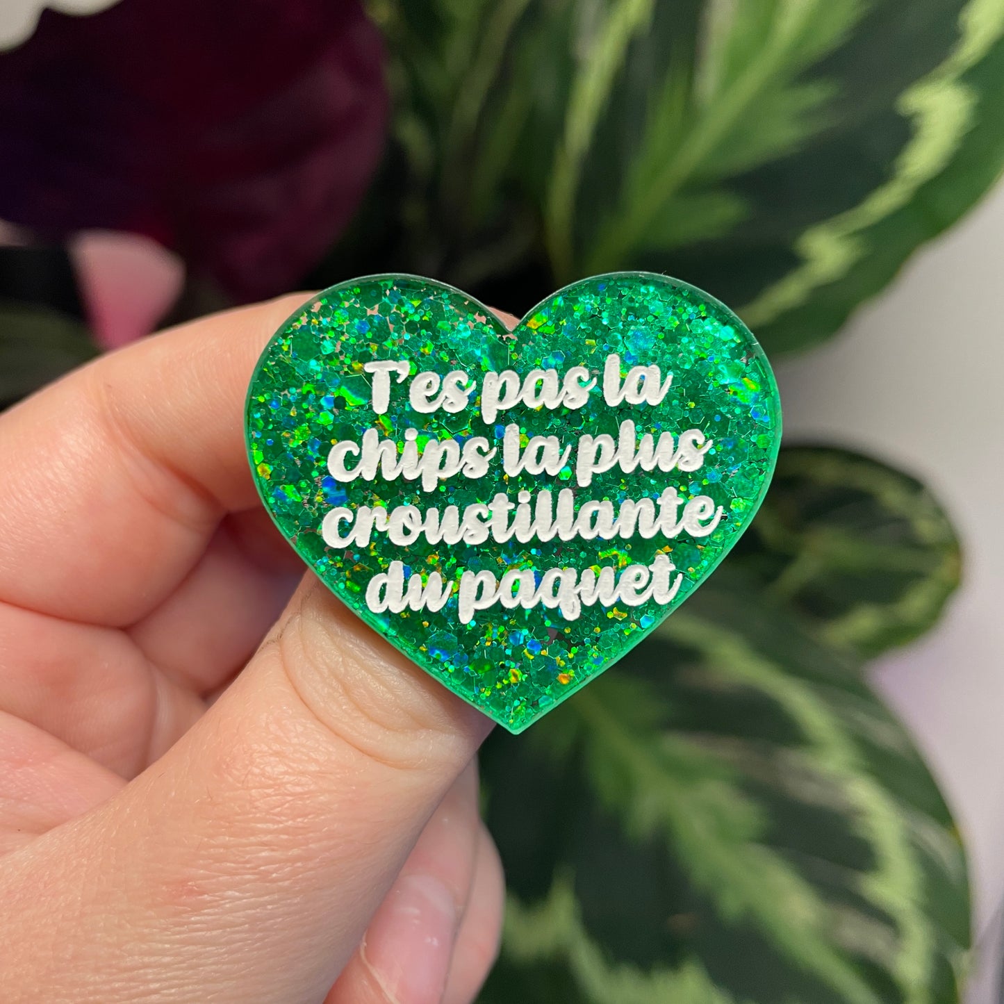 Broche "T'es pas la chips la plus croustillante du paquet" en acrylique à paillettes vertes