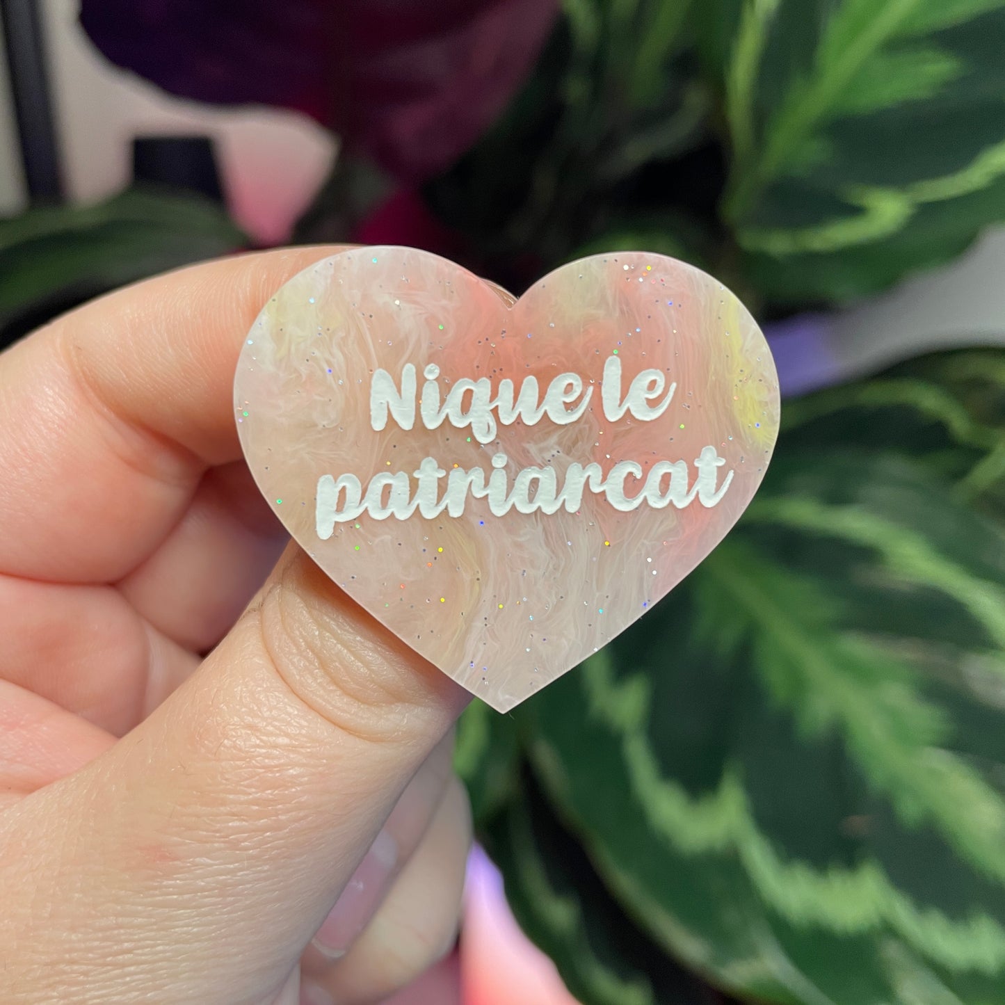 Broche "Nique le patriarcat" en acrylique marbrée corail, orange et jaune