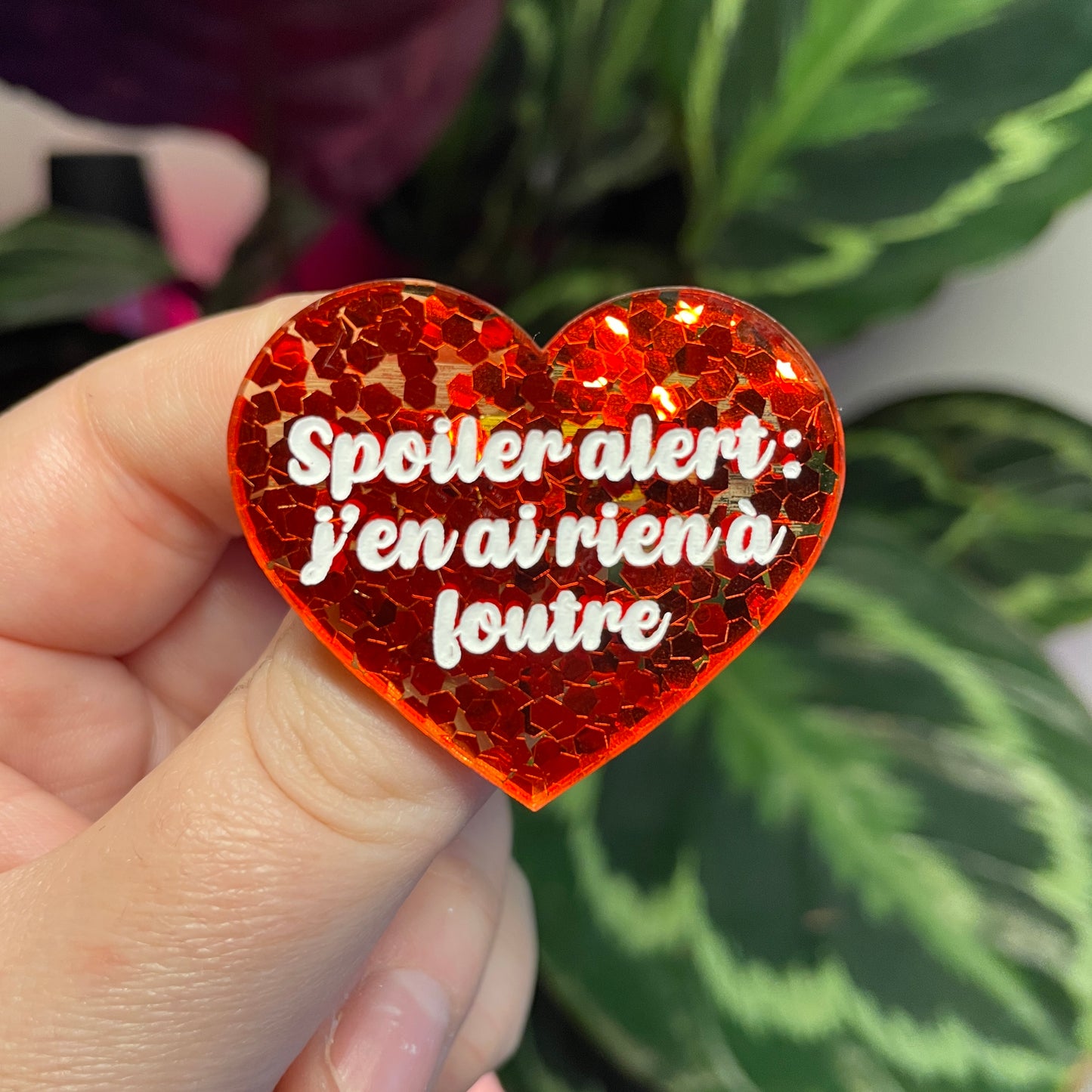 Broche "Spoiler alert : j'en ai rien à foutre" en acrylique semi transparente avec des confettis rouges