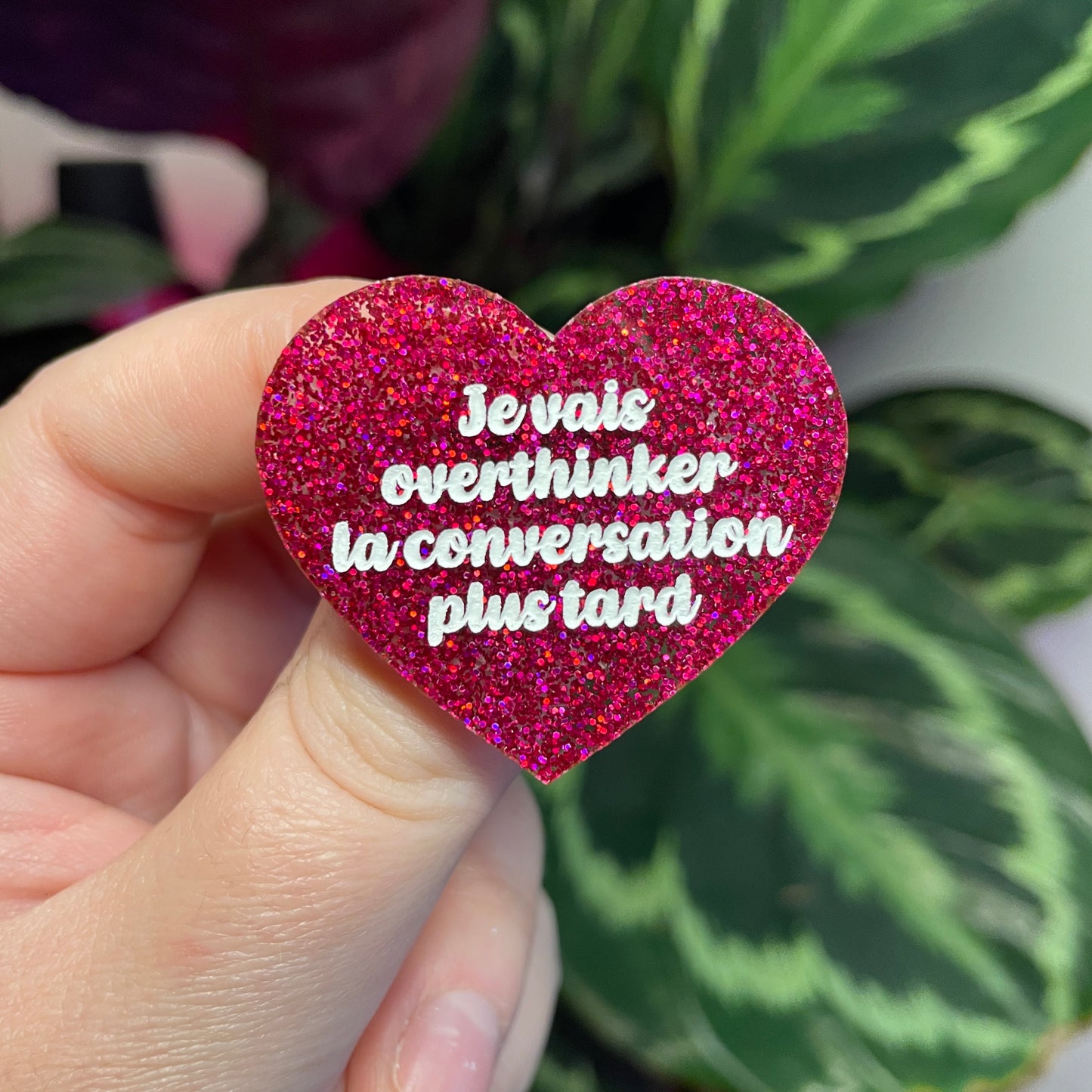 Broche "Je vais overthinker la conversation plus tard" en acrylique à paillettes roses
