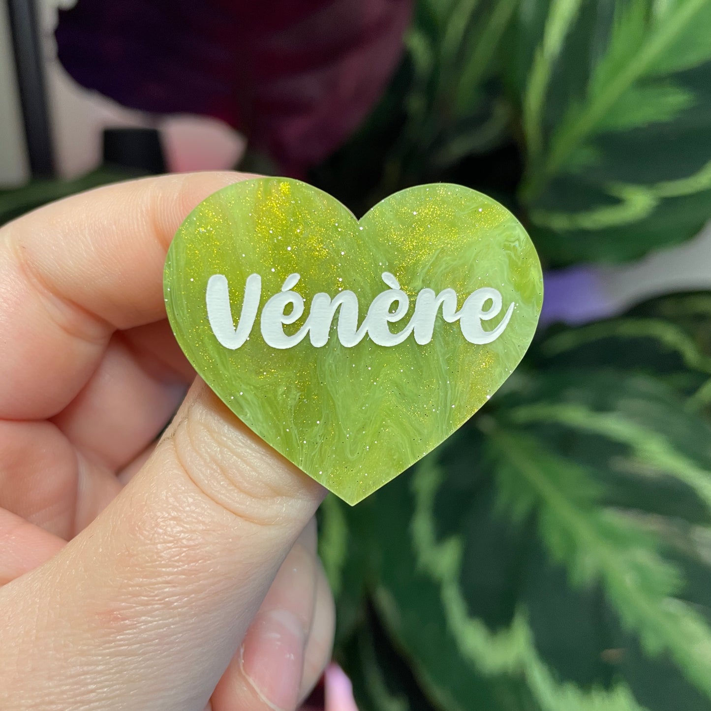 Broche "Vénère" en acrylique marbrée verte et dorée