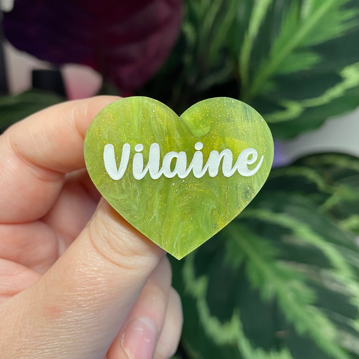 Broche "Vilaine" en acrylique marbrée verte et dorée