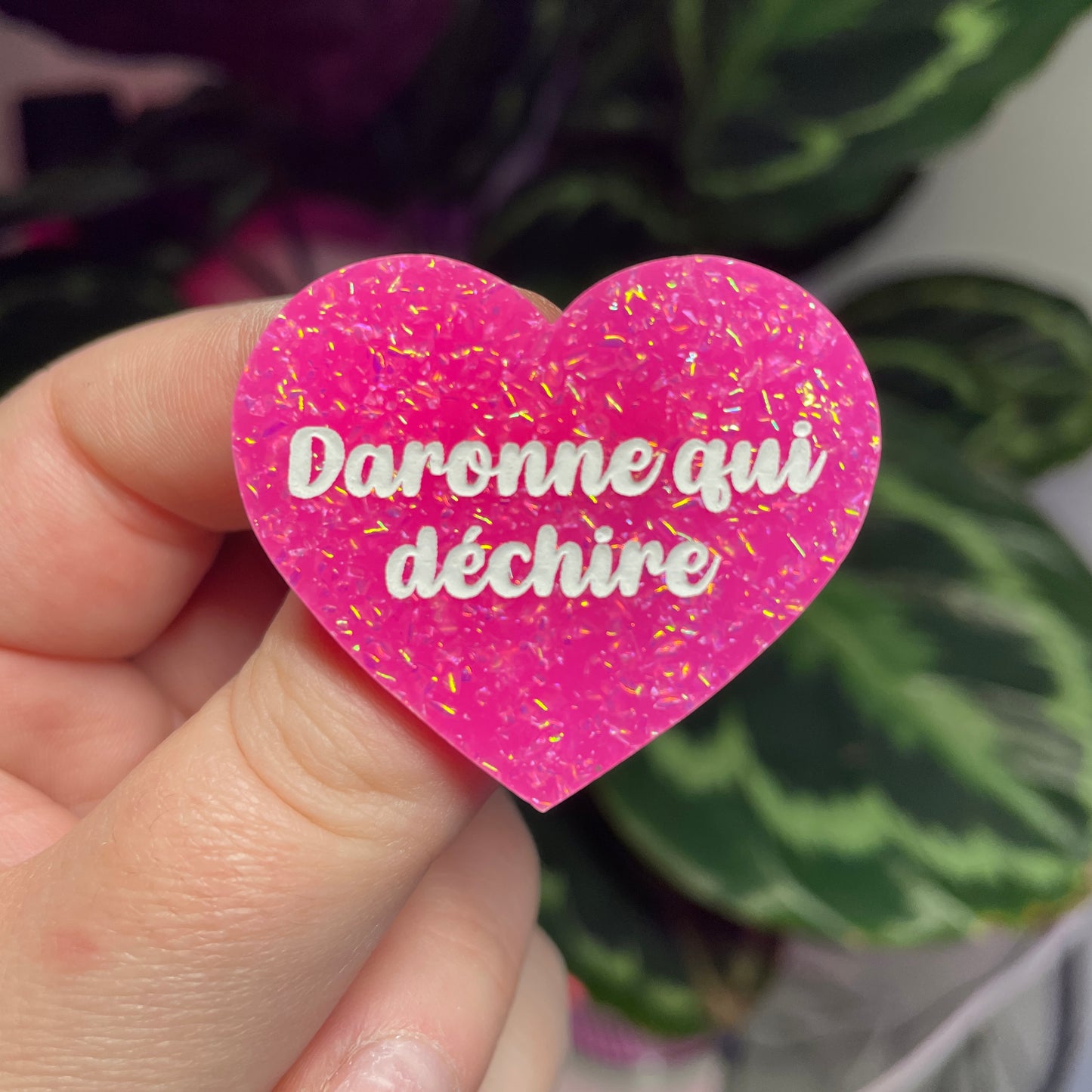 Broche "Daronne qui déchire" en acrylique rose à paillettes