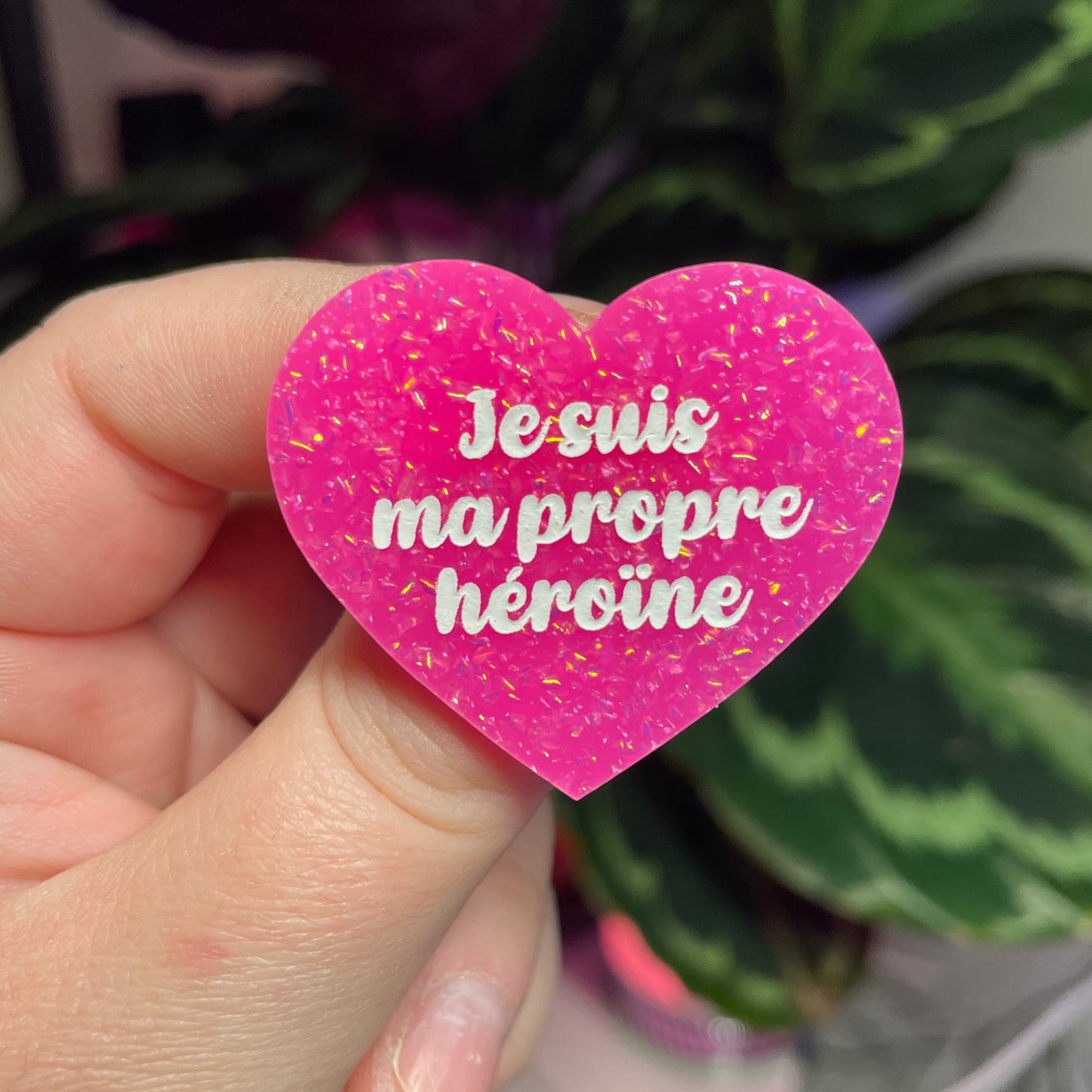 Broche "Je suis ma propre héroïne" en acrylique rose à paillettes