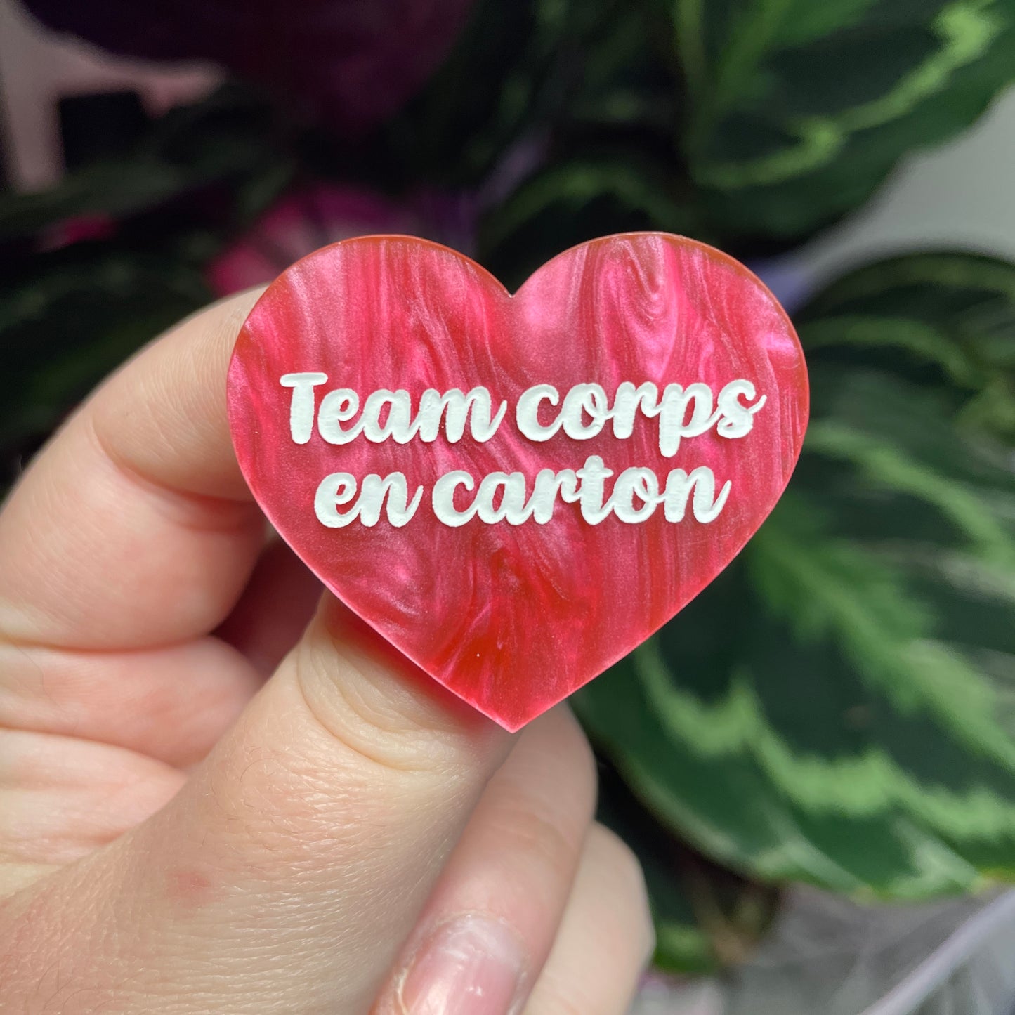 Broche "Team corps en carton" en acrylique marbrée rose