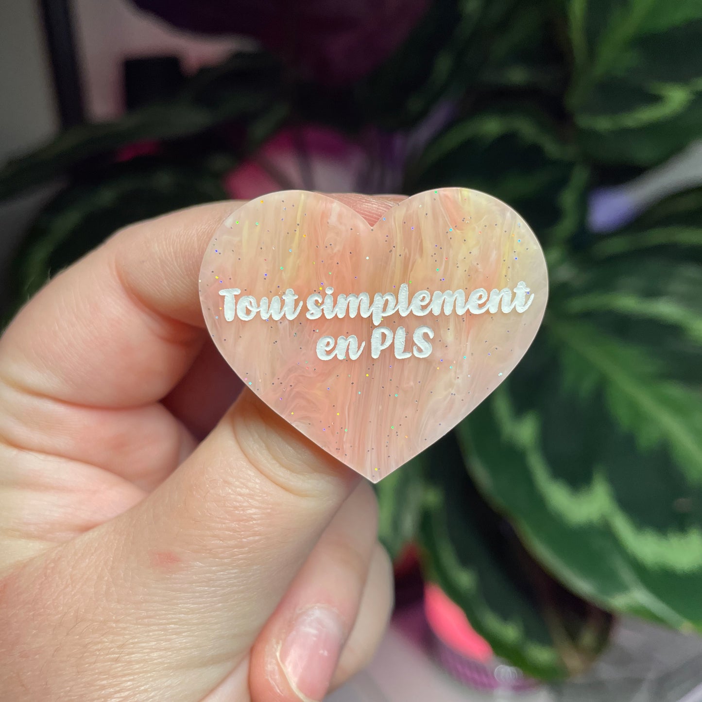 Broche "Tout simplement en PLS" en acrylique marbrée corail, orange et jaune