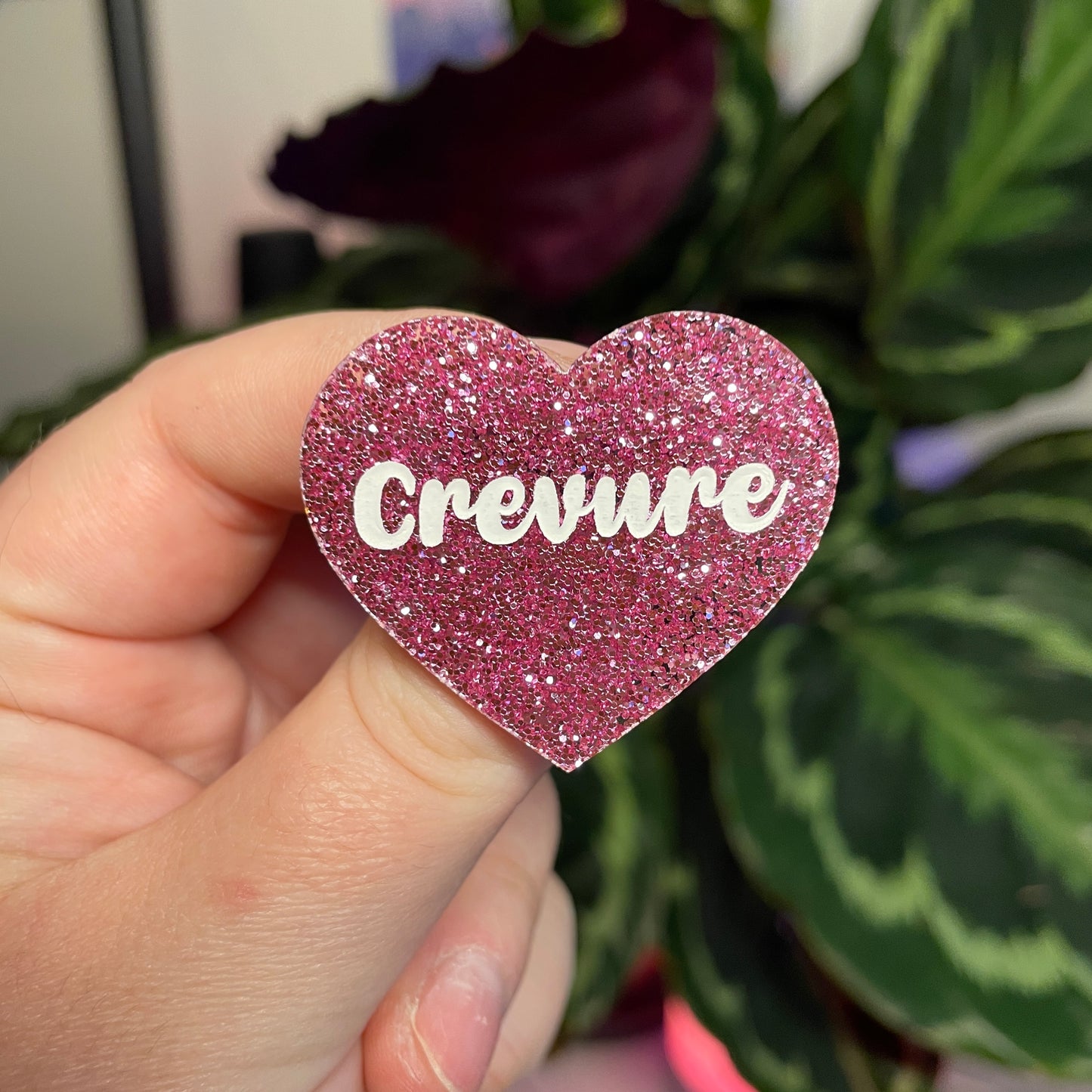 Broche "Crevure" en acrylique à paillettes roses