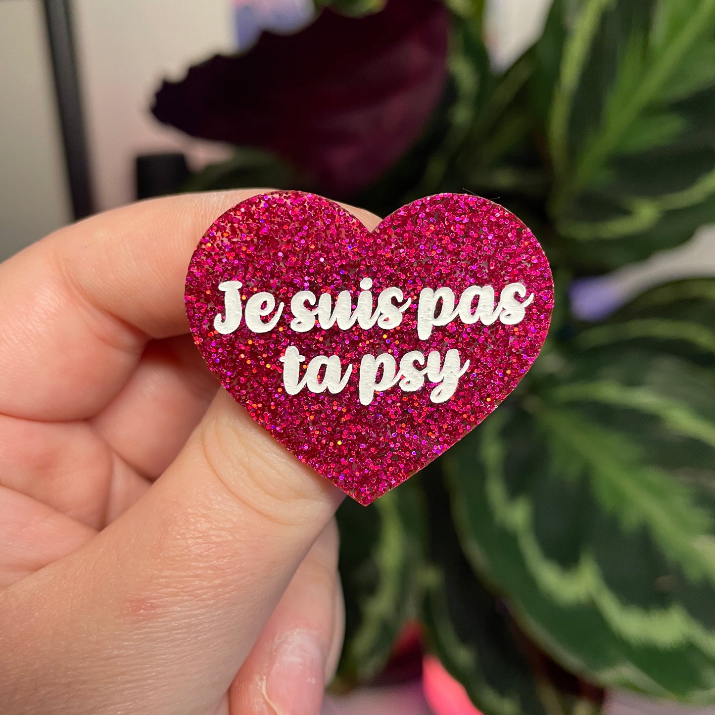 Broche "Je suis pas ta psy" en acrylique à paillettes roses