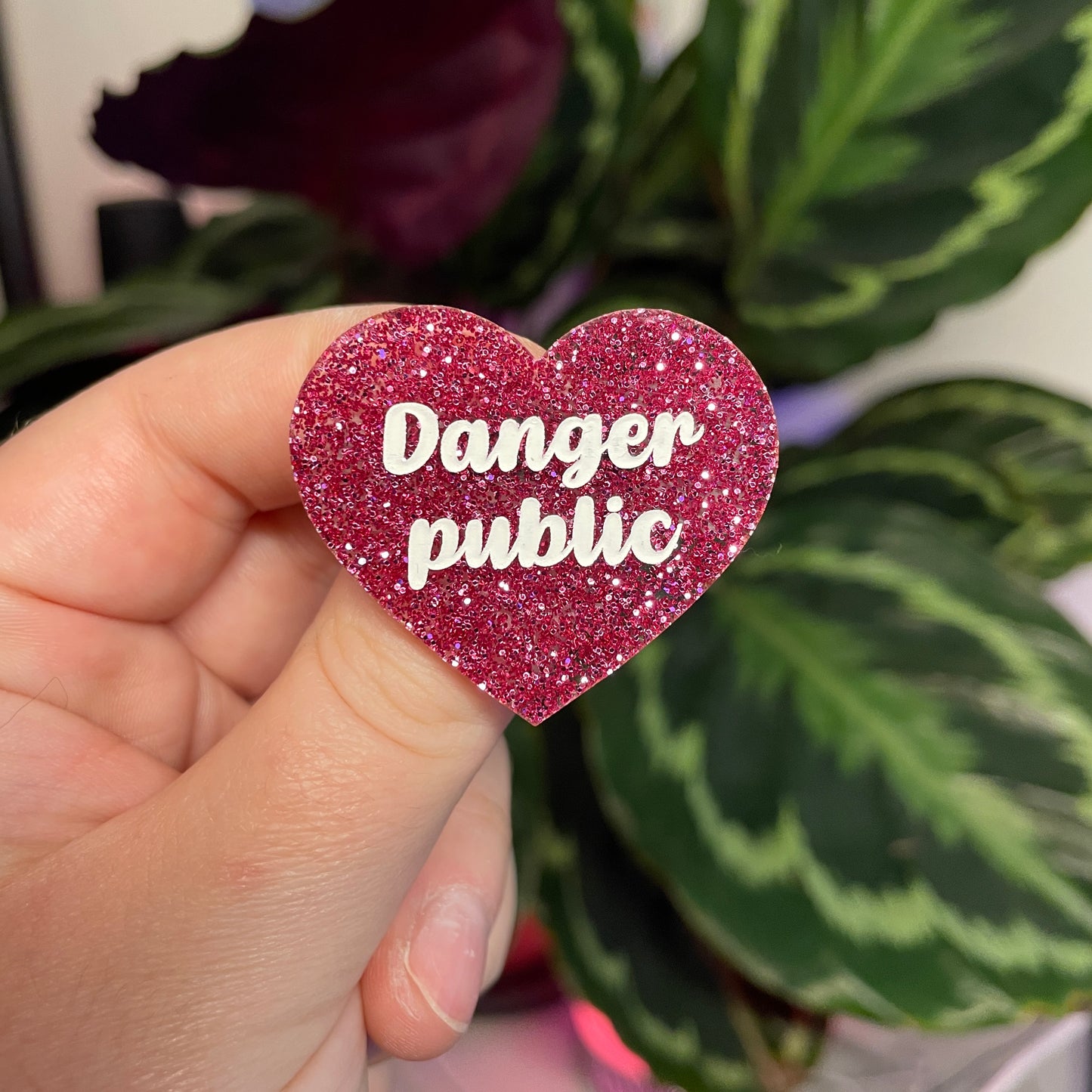 Broche "Danger public" en acrylique à paillettes roses