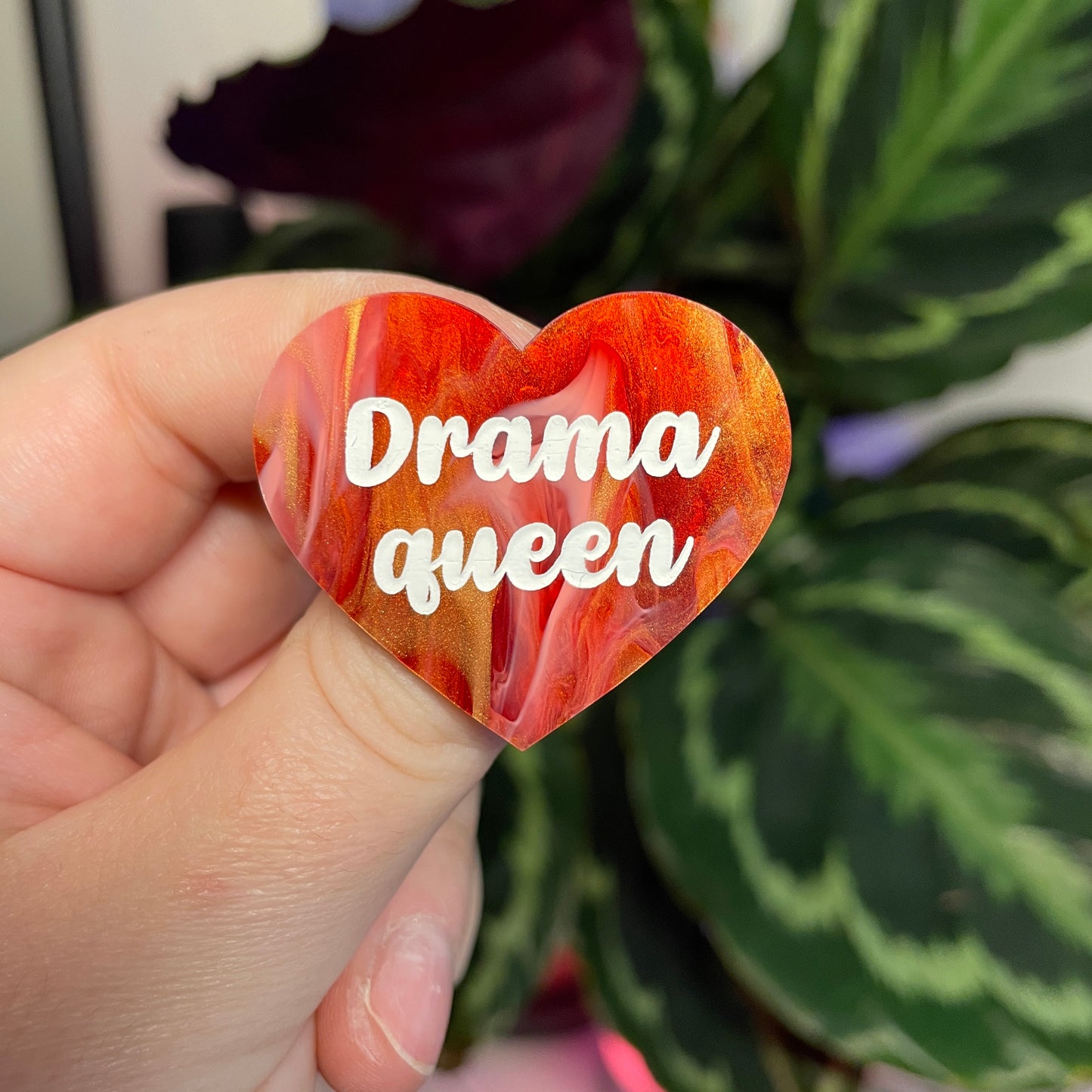 Broche "Drama queen" en acrylique marbrée rouge, blanche et dorée