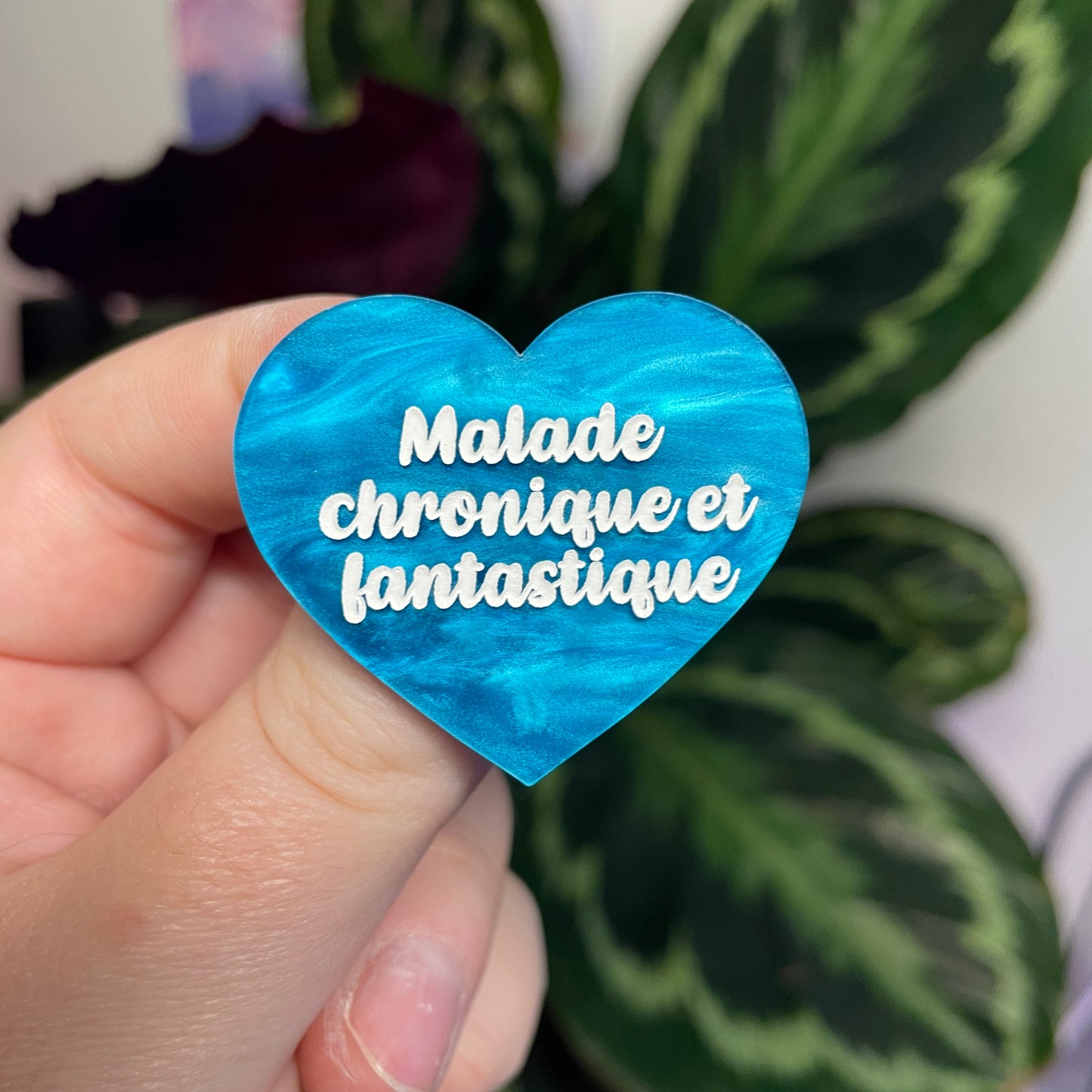 Broche "Malade chronique et fantastique" en acrylique marbrée bleue