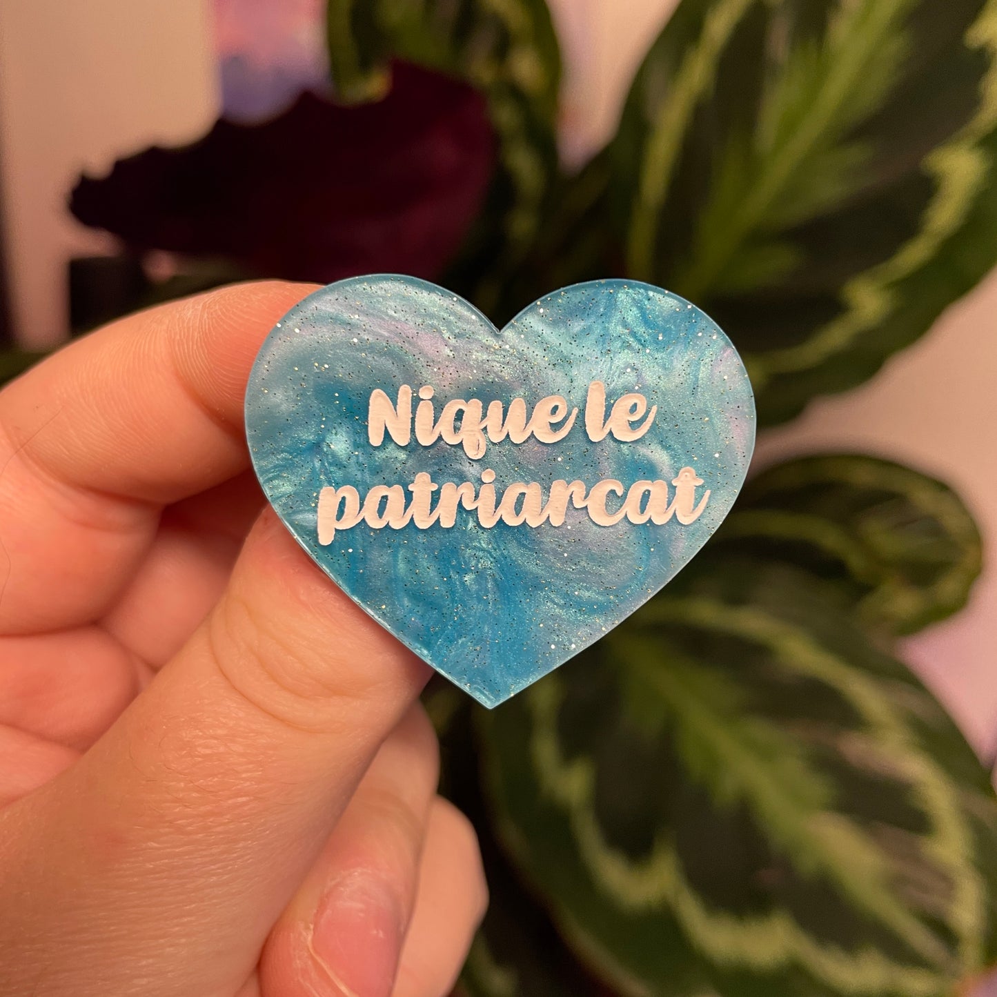 Broche "Nique le patriarcat" en acrylique marbrée bleue à paillettes