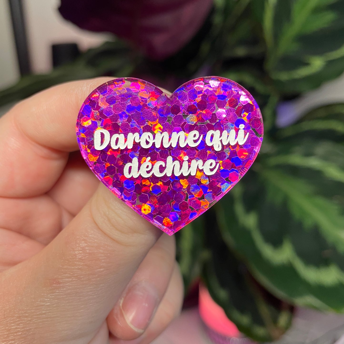 Broche "Daronne qui déchire" en acrylique semi transparente avec des confettis fuchsia