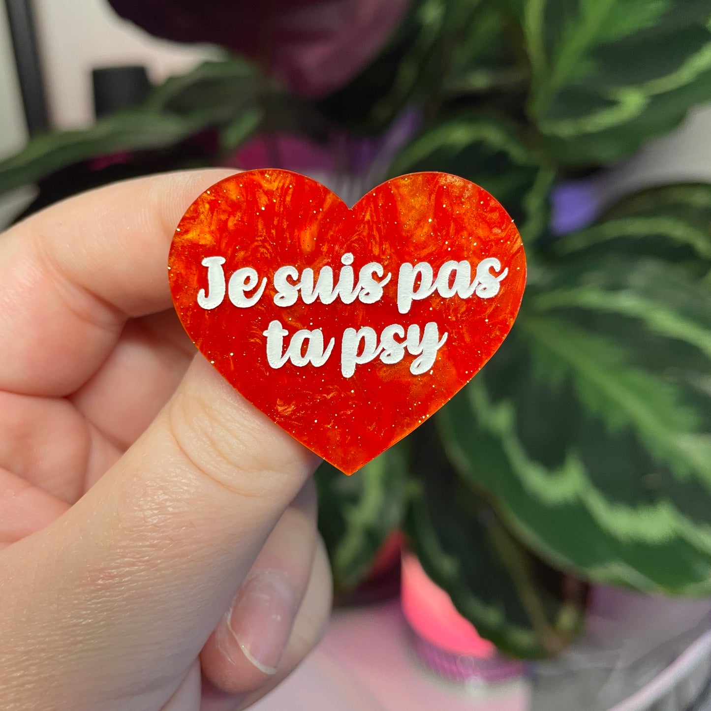 Broche "Je suis pas ta psy" en acrylique marbrée orange à paillettes