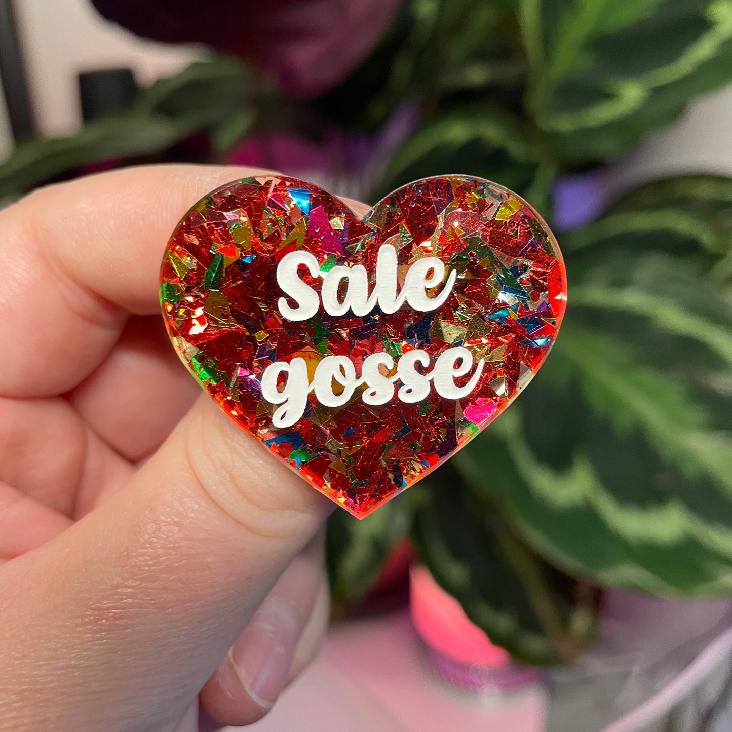 Broche "Sale gosse" en acrylique transparente avec des confettis rouges et multicolores