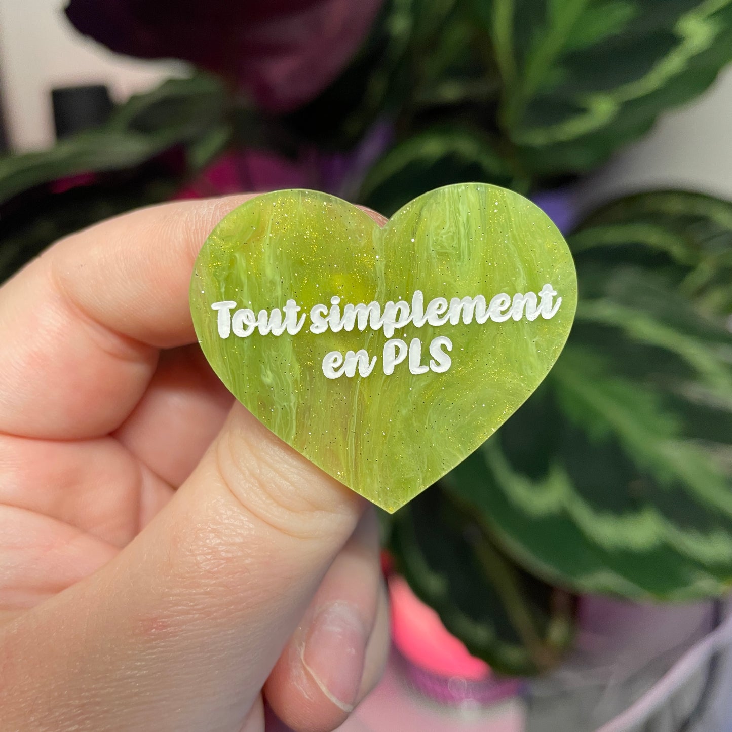 Broche "Tout simplement en PLS" en acrylique marbrée verte et dorée