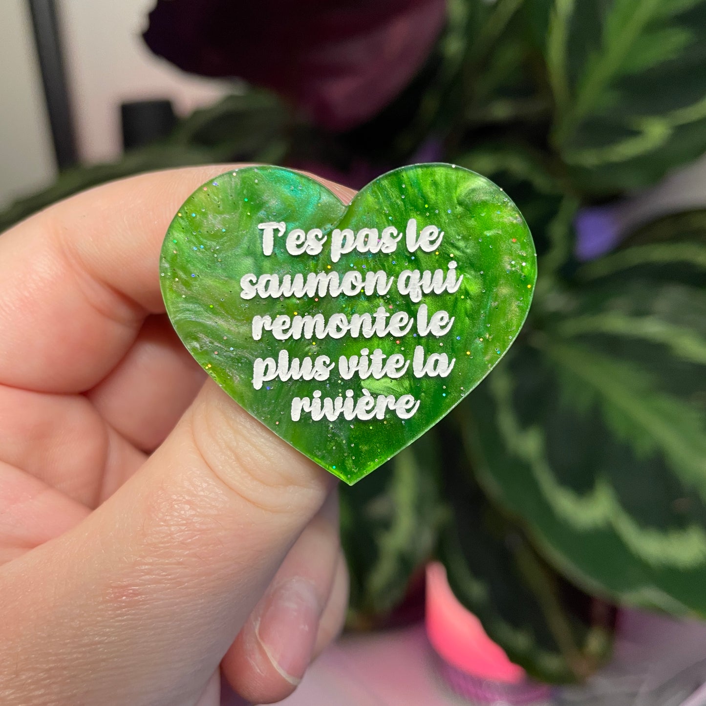 Broche "T'es pas le saumon qui remonte le plus vite la rivière" en acrylique marbrée verte à paillettes