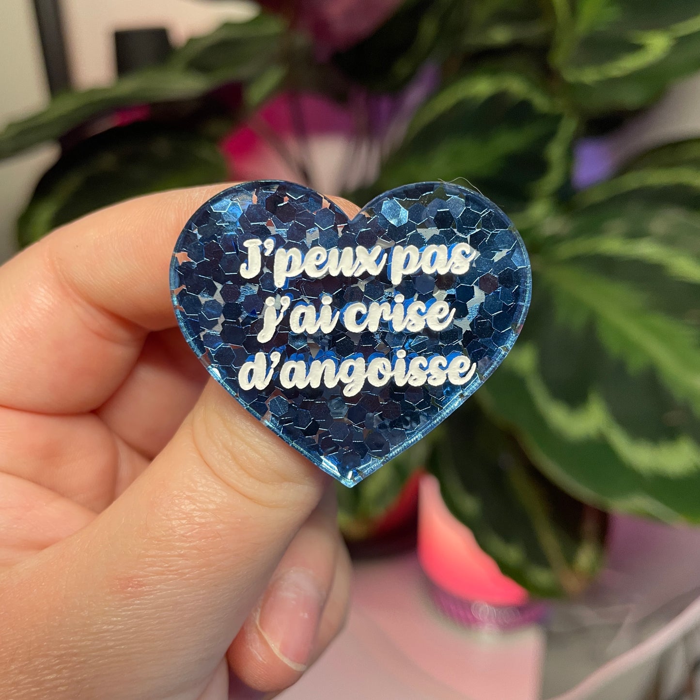 Broche "J'peux pas j'ai crise d'angoisse" en acrylique semi transparente avec des confettis bleus
