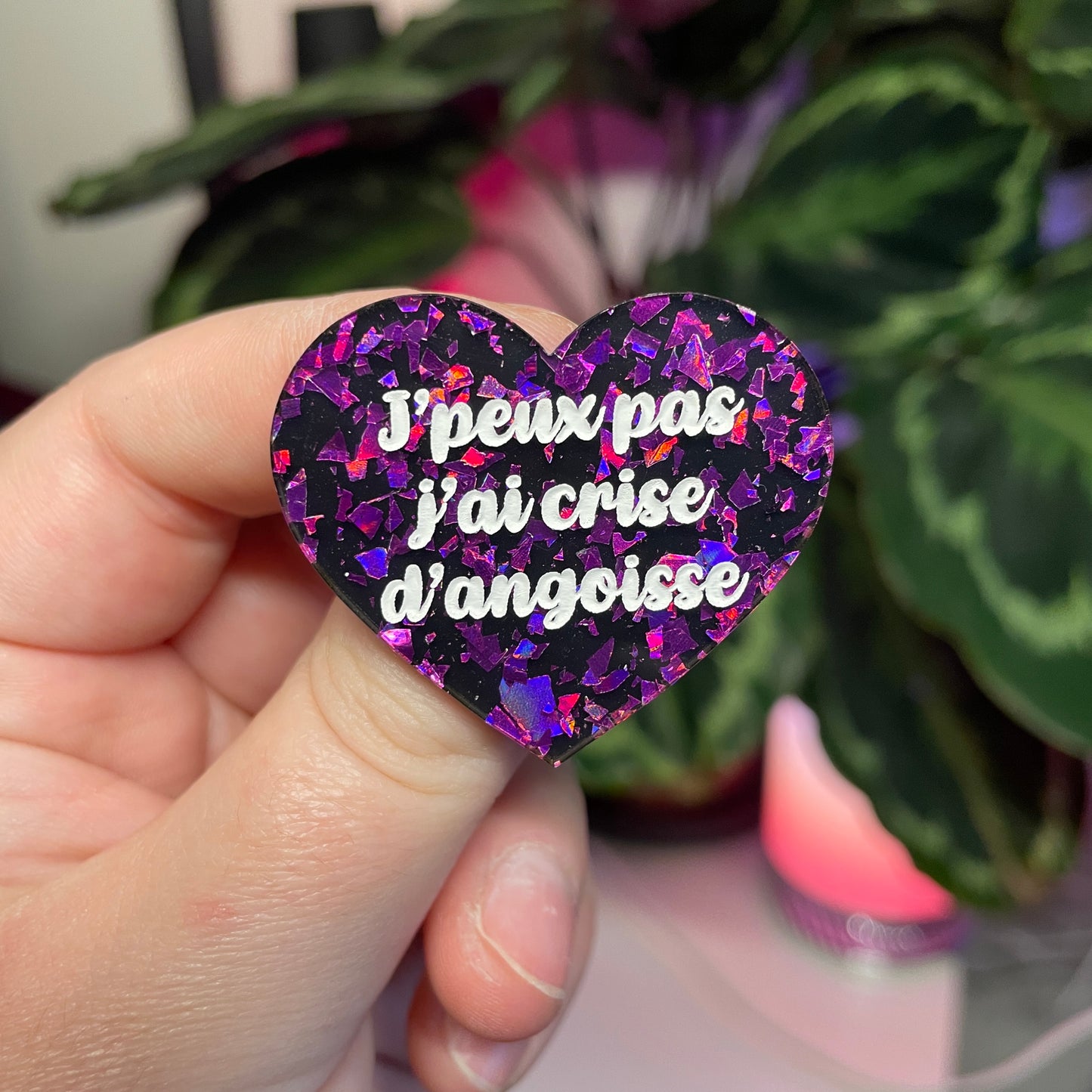 Broche "J'peux pas j'ai crise d'angoisse" en acrylique noire avec des éclats de confettis violets