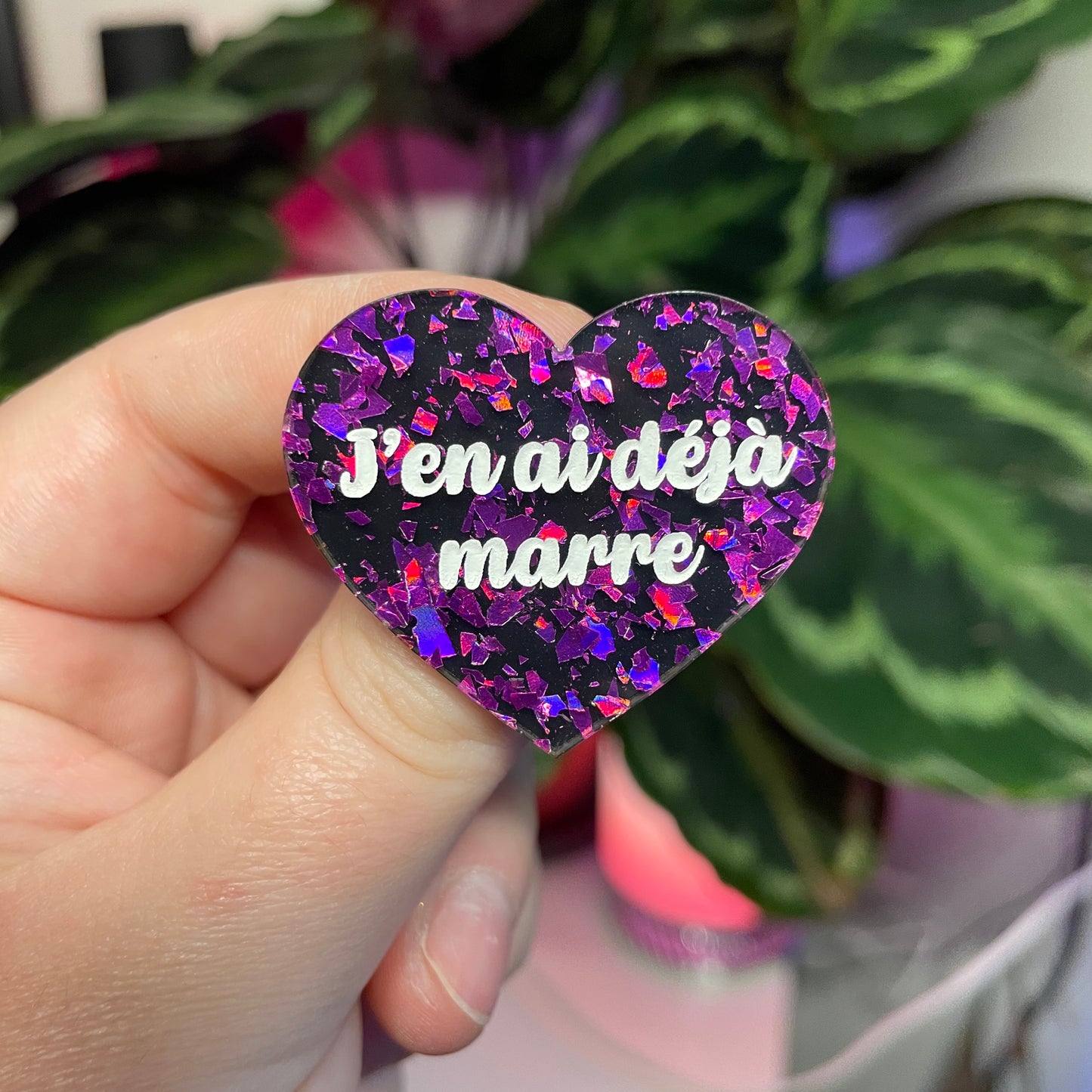 Broche "J'en ai déjà marre" en acrylique noire avec des éclats de confettis violets