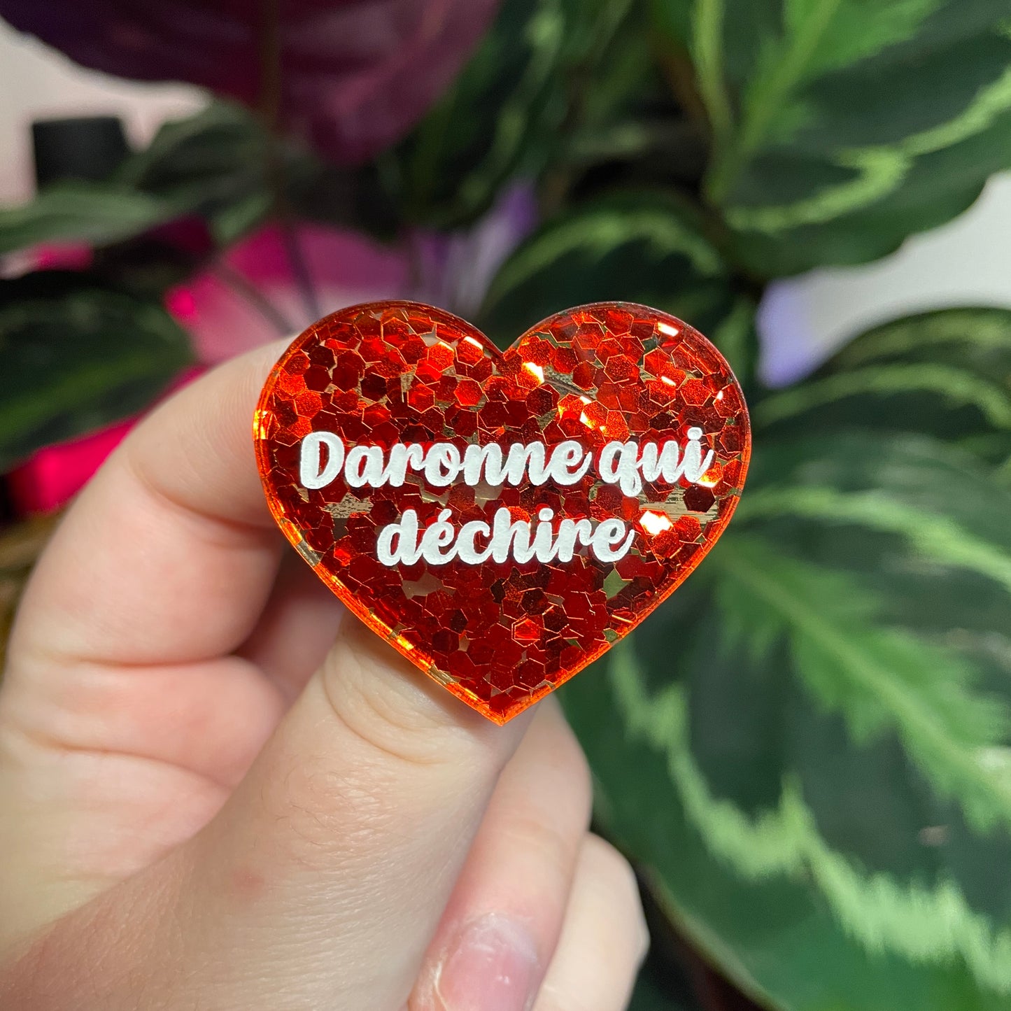 Broche "Daronne qui déchire" en acrylique semi transparente avec des confettis rouges