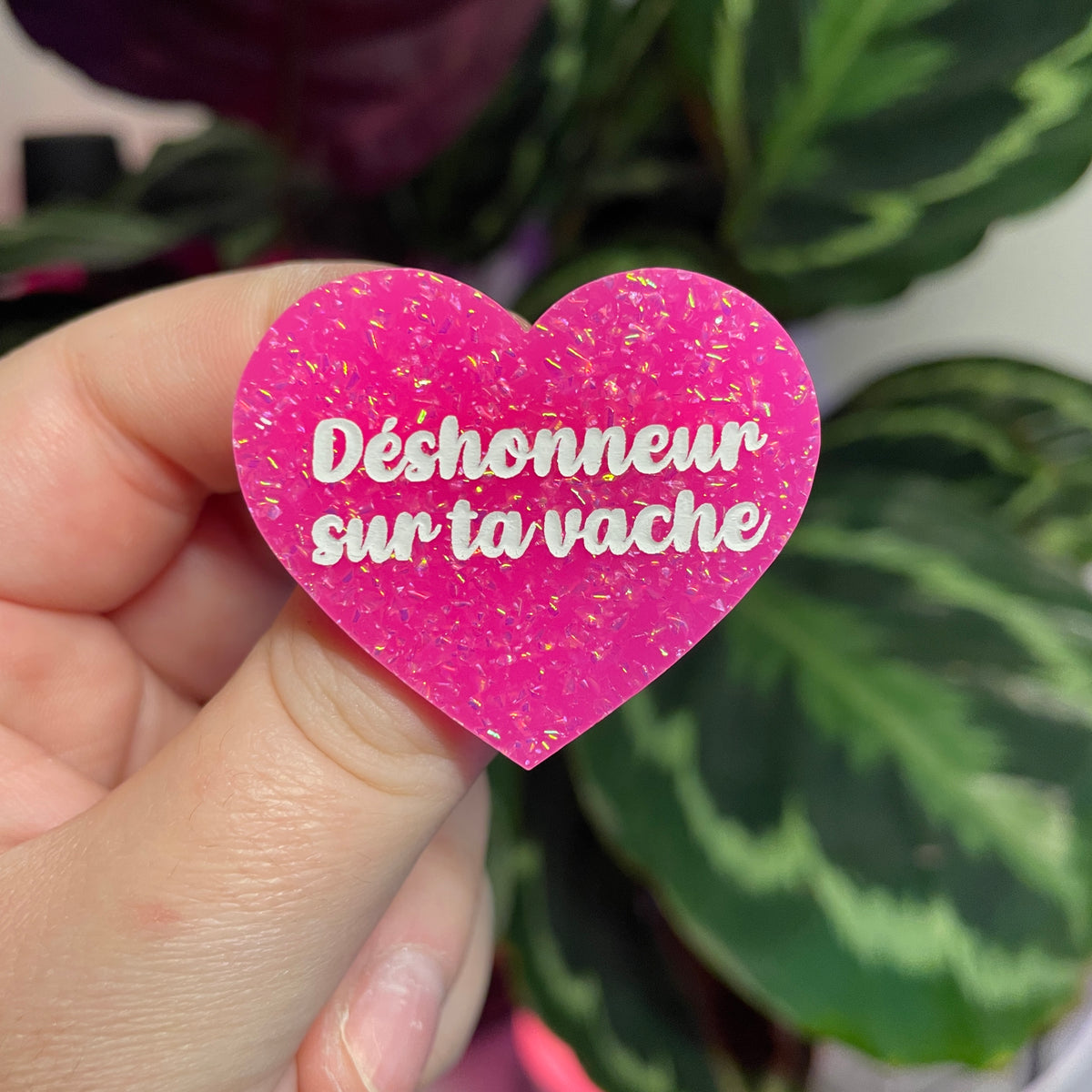 Broche "Déshonneur sur ta vache" en acrylique rose à paillettes