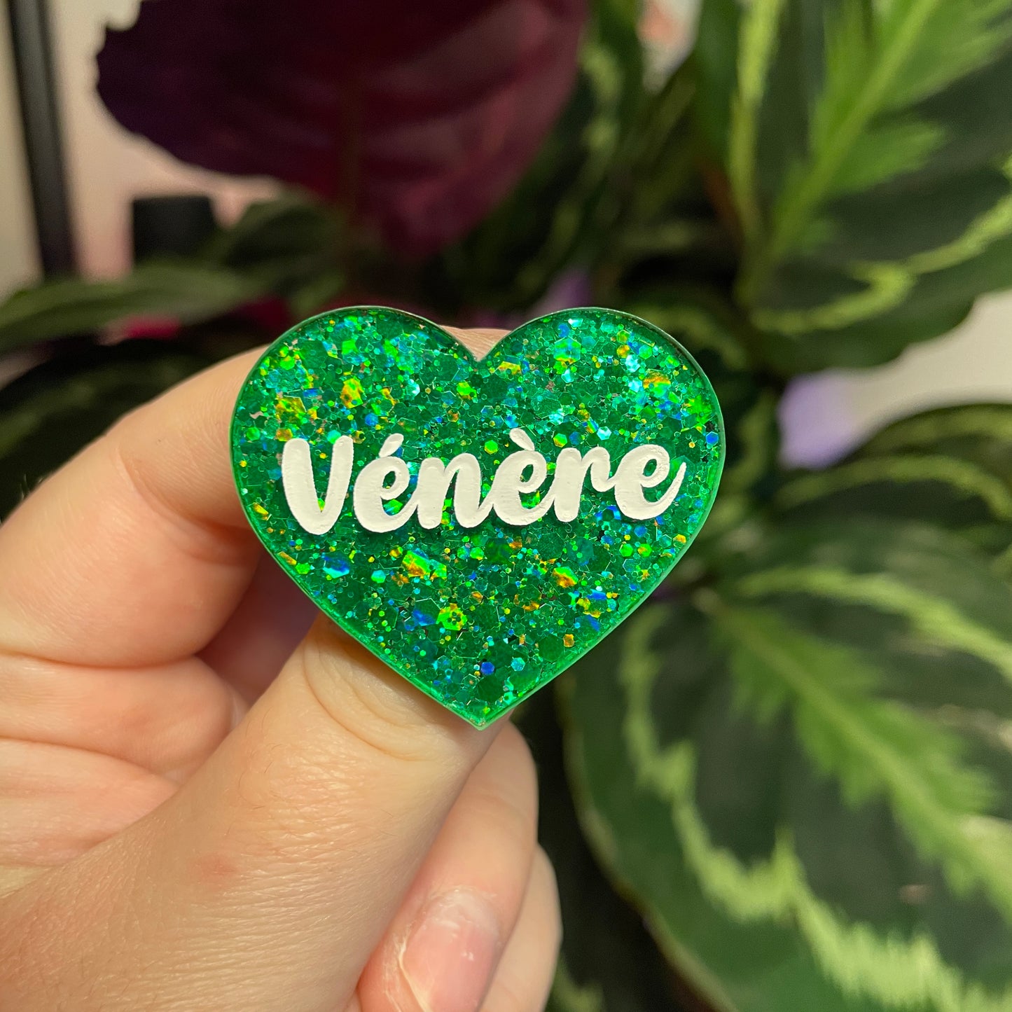Broche "Vénère" en acrylique à paillettes vertes