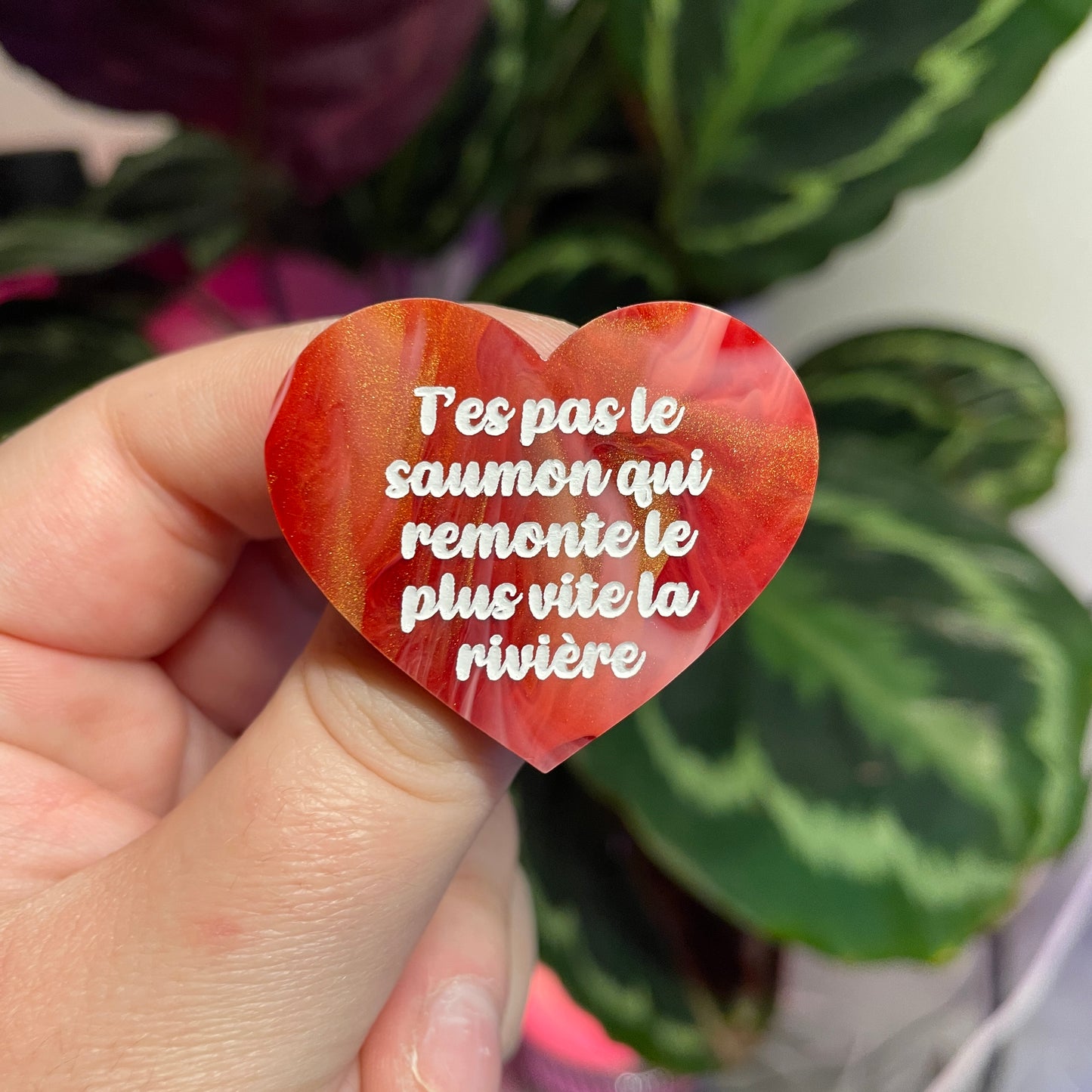 Broche "T'es pas le saumon qui remonte le plus vite la rivière" en acrylique marbrée rouge, blanche et dorée