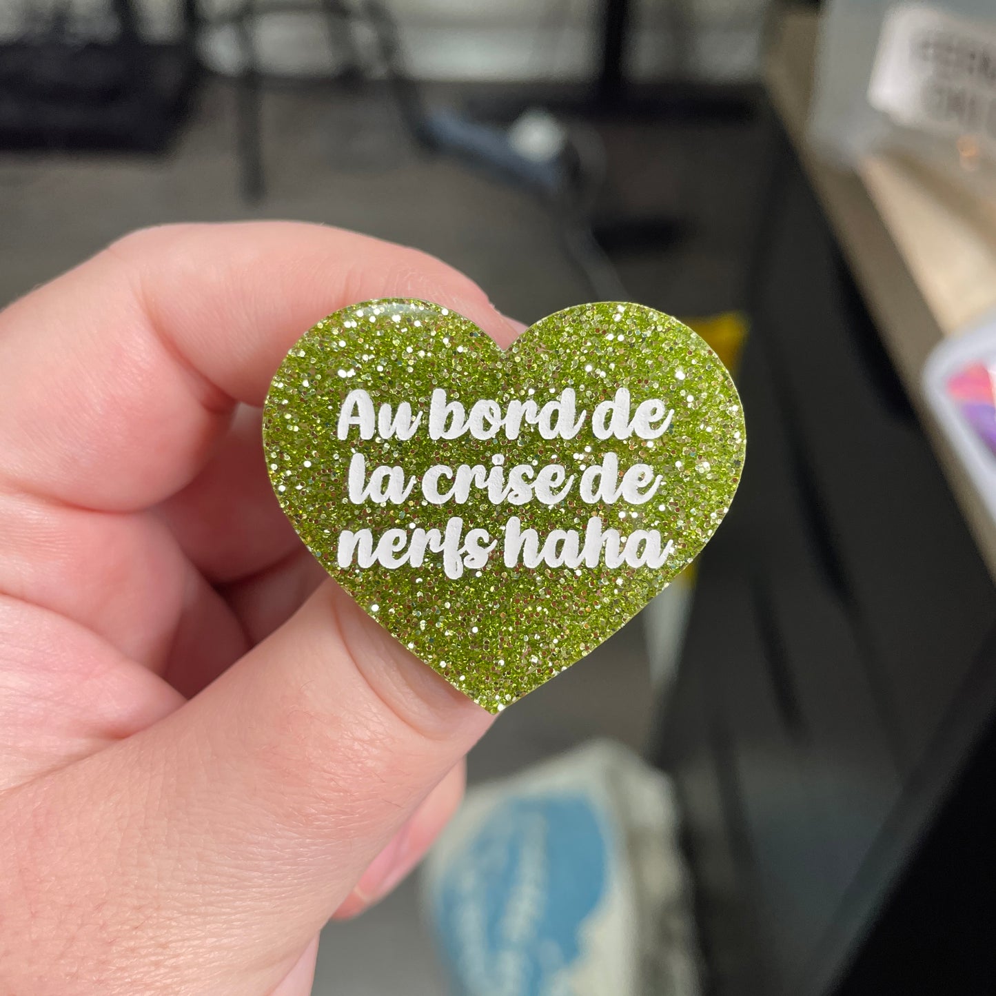 Broche "Au bord de la crise de nerfs" en acrylique à paillettes vertes