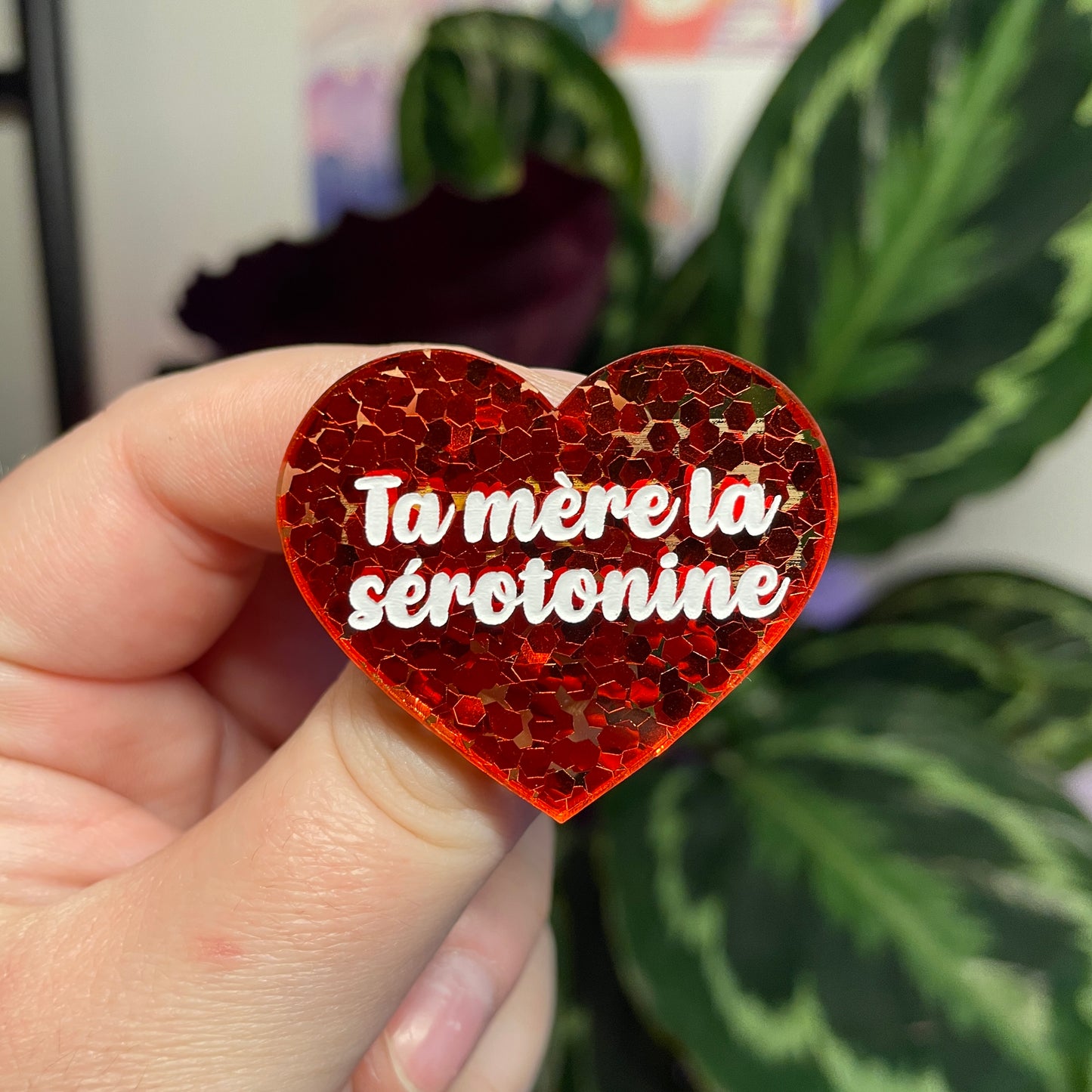 Broche "Ta mère la sérotonine" en acrylique semi transparente avec des confettis rouges