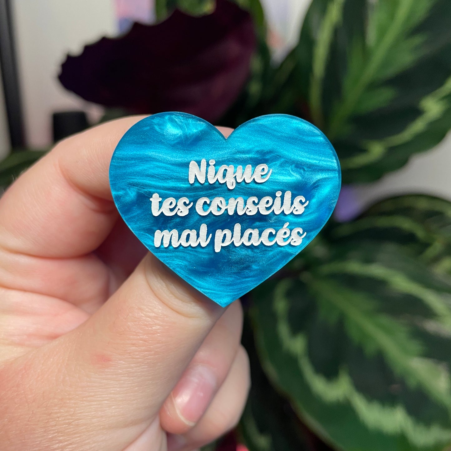 Broche "Nique tes conseils mal placés" en acrylique marbrée bleue