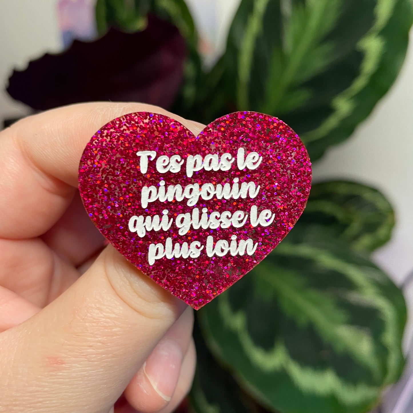 Broche "T'es pas le pingouin qui glisse le plus loin" en acrylique à paillettes roses