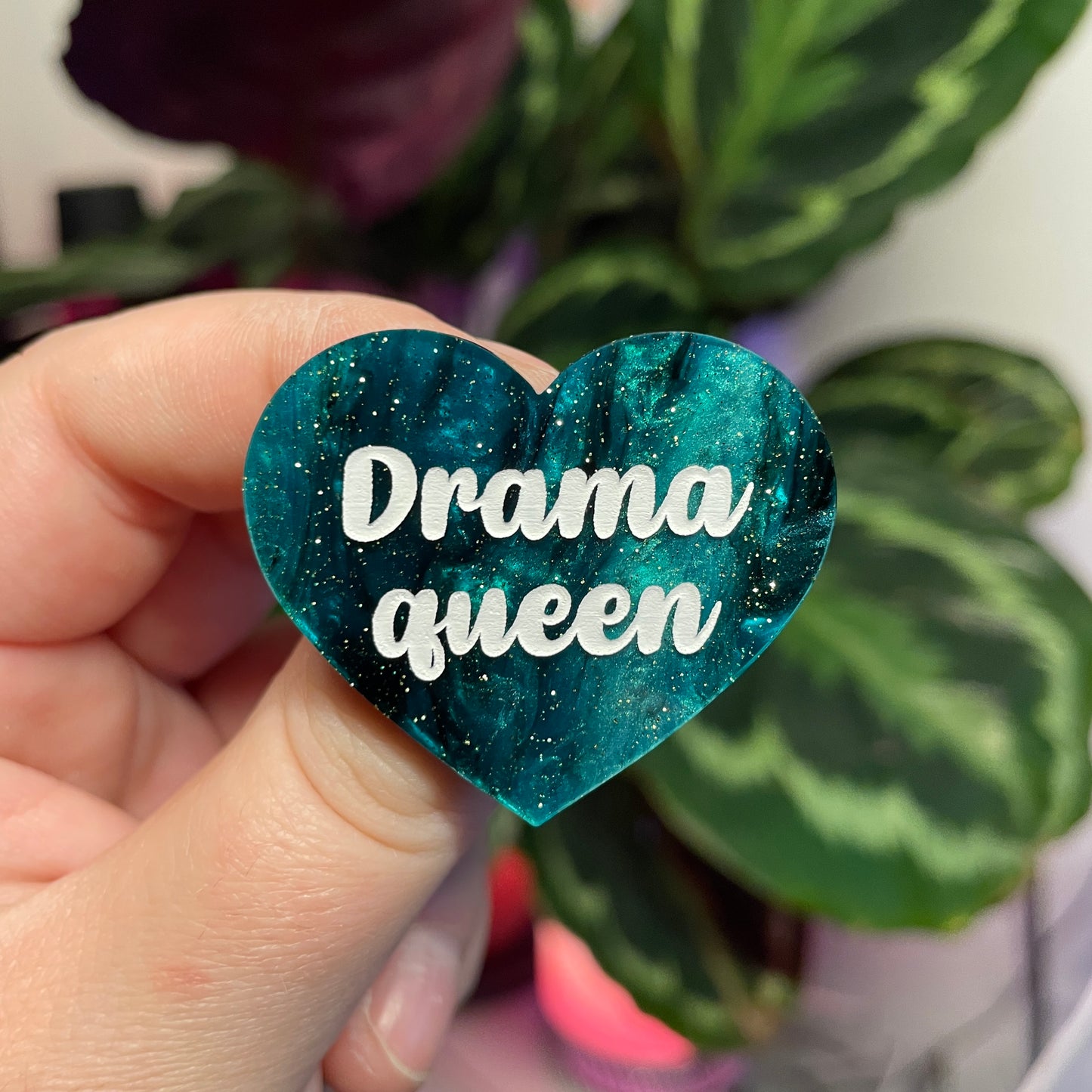 Broche "Drama queen" en acrylique marbrée verte et noire à paillettes